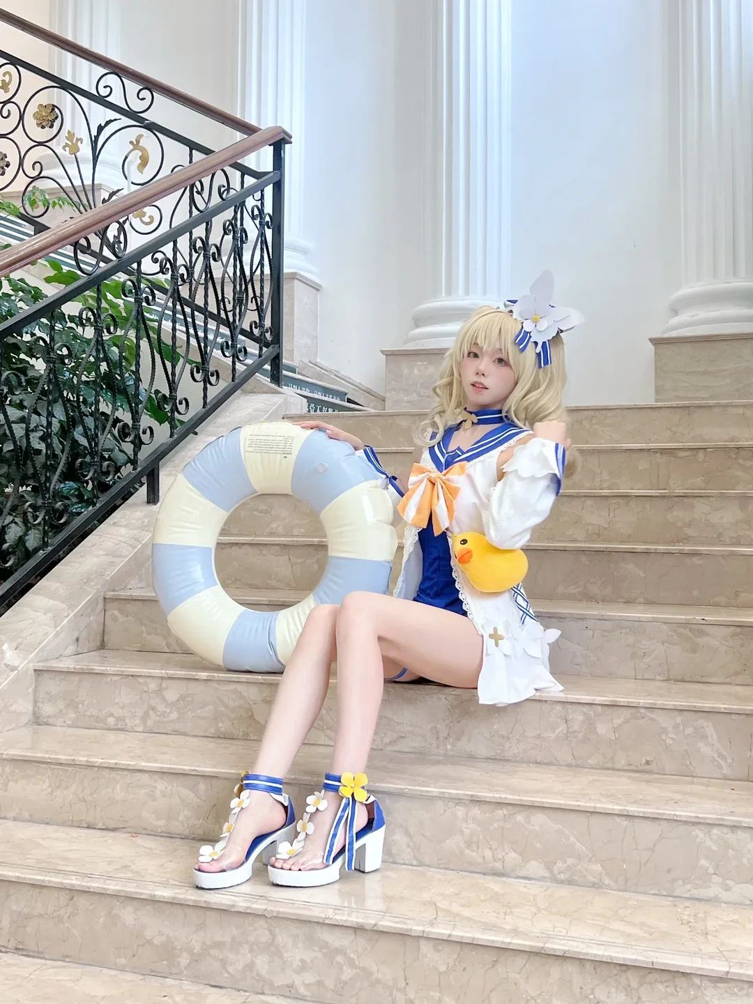 【バーバラ コスプレ】『原神』夏セーラー服コスプレ、爽やかな階段にたたずむ黄色いアヒル - 9 枚目