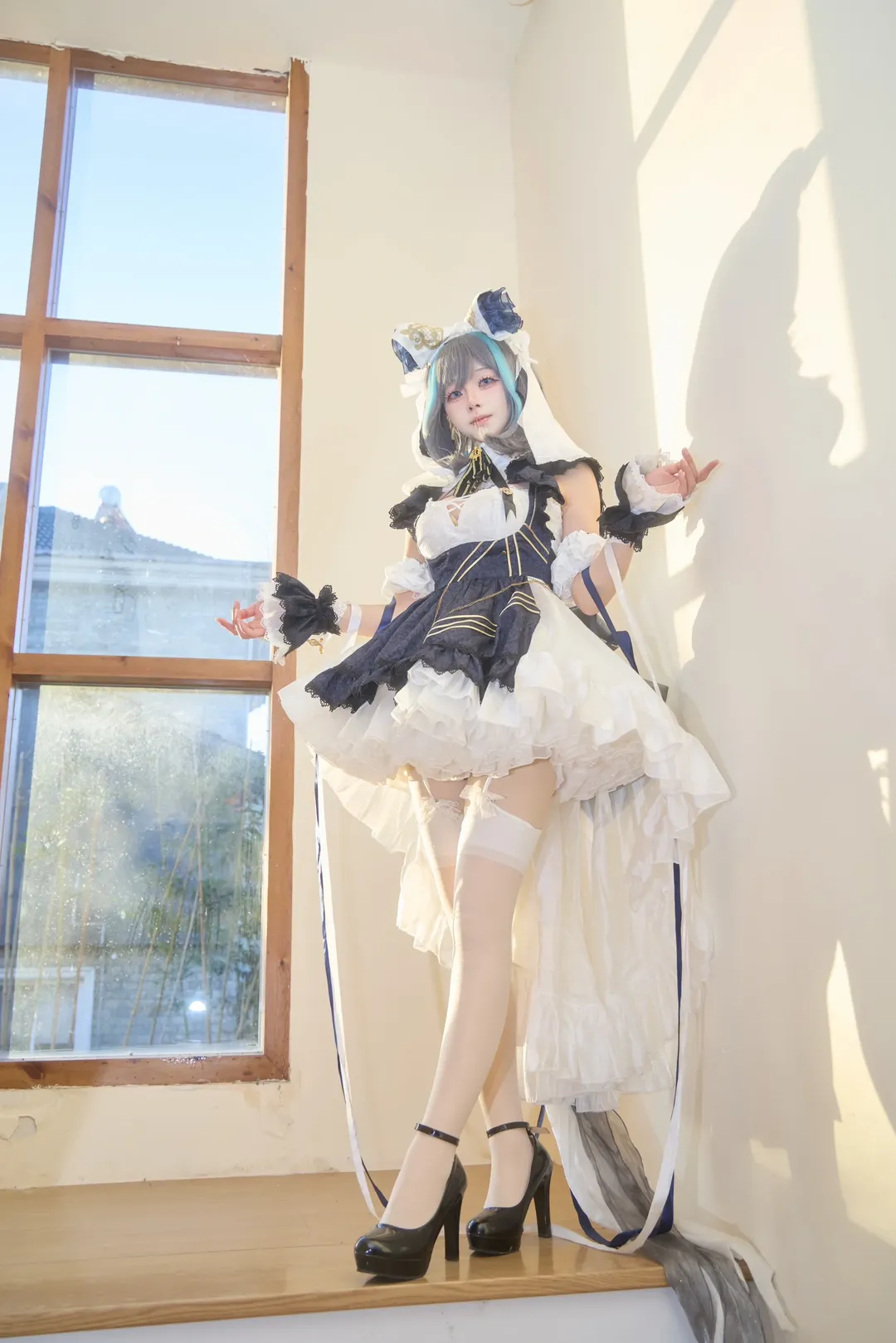 【碧蓝航线柴郡cos】阳光与木楼梯间的女仆装拍摄