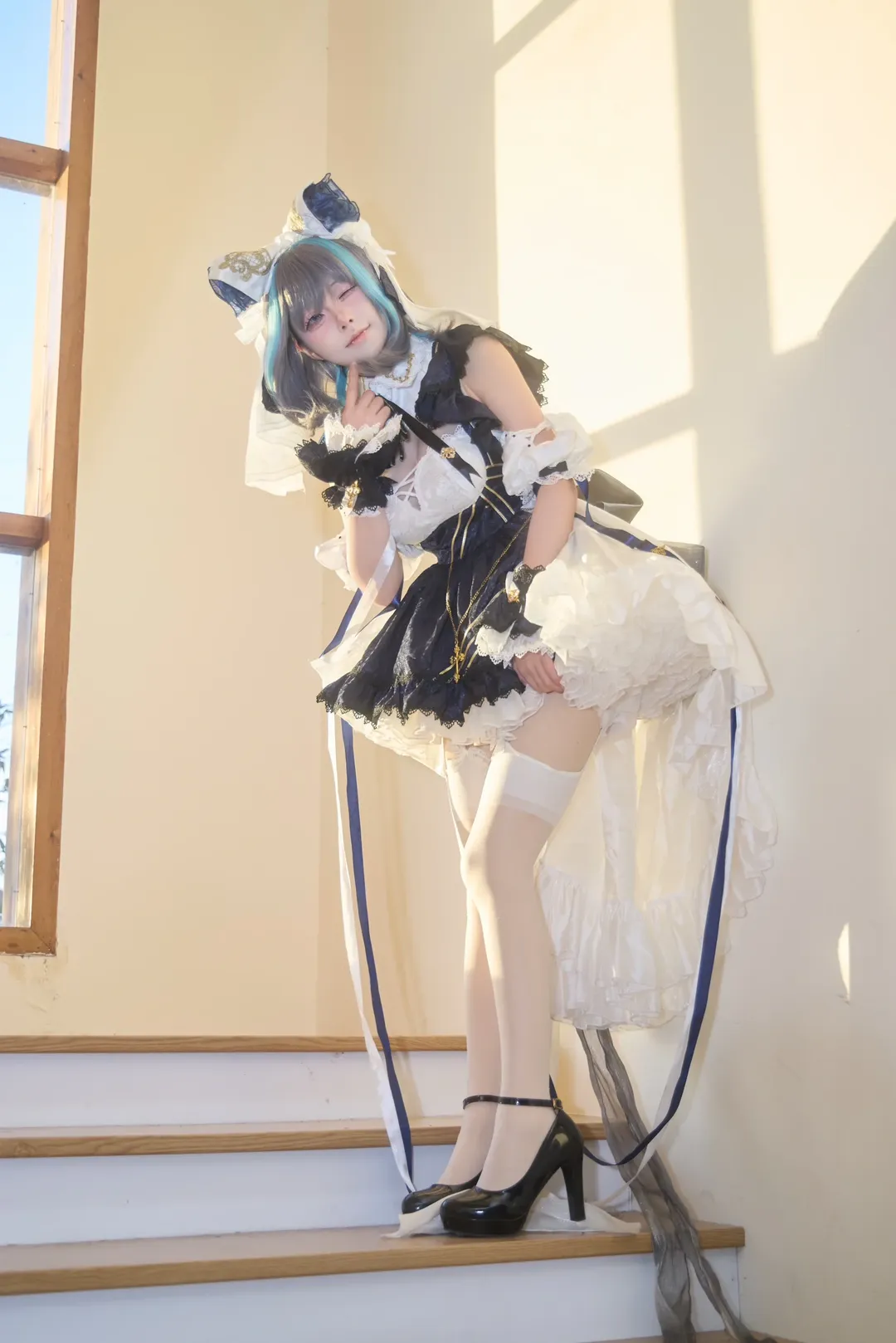【碧蓝航线柴郡cos】阳光与木楼梯间的女仆装拍摄 - 第 6 张