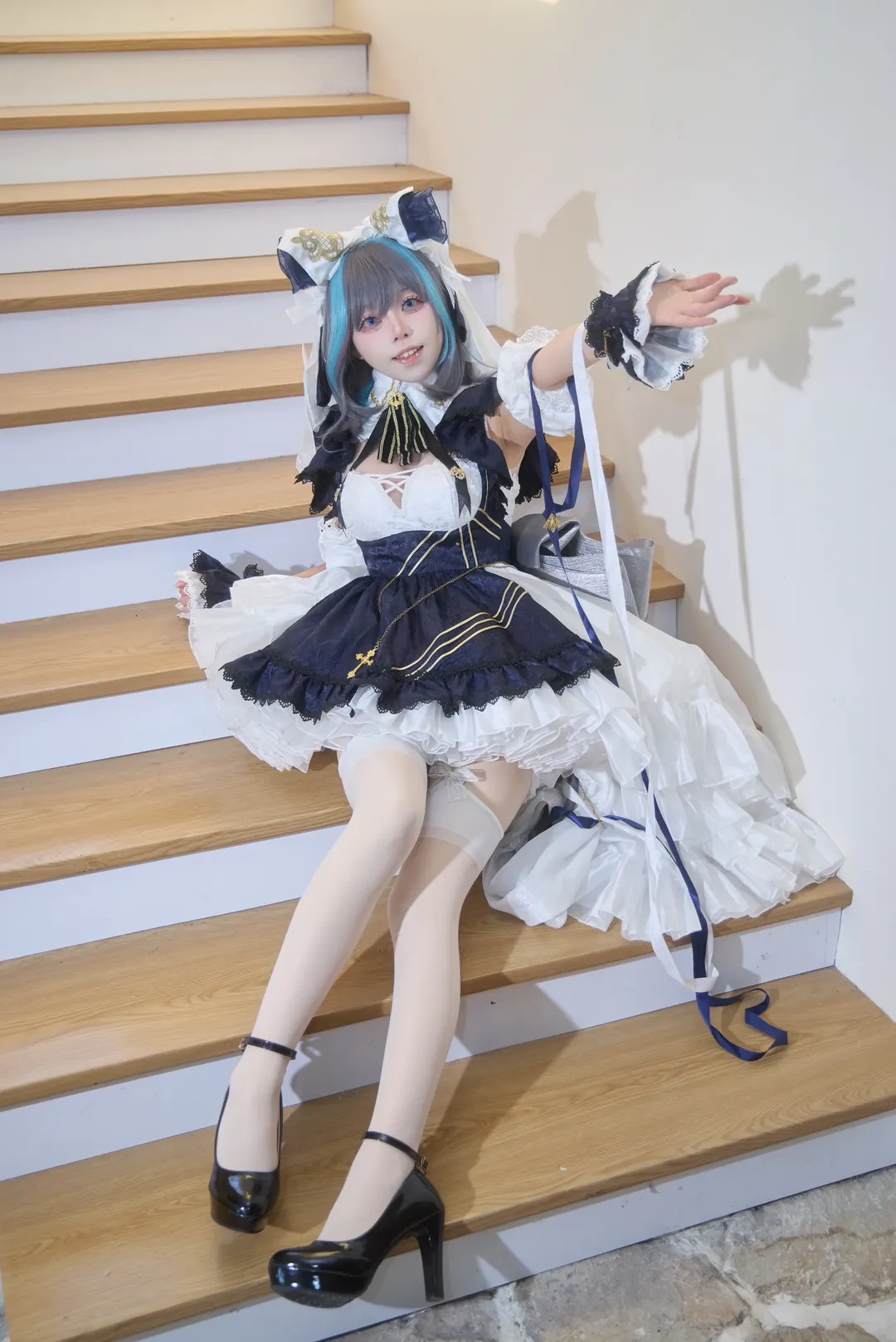 【碧蓝航线柴郡cos】阳光与木楼梯间的女仆装拍摄 - 第 8 张