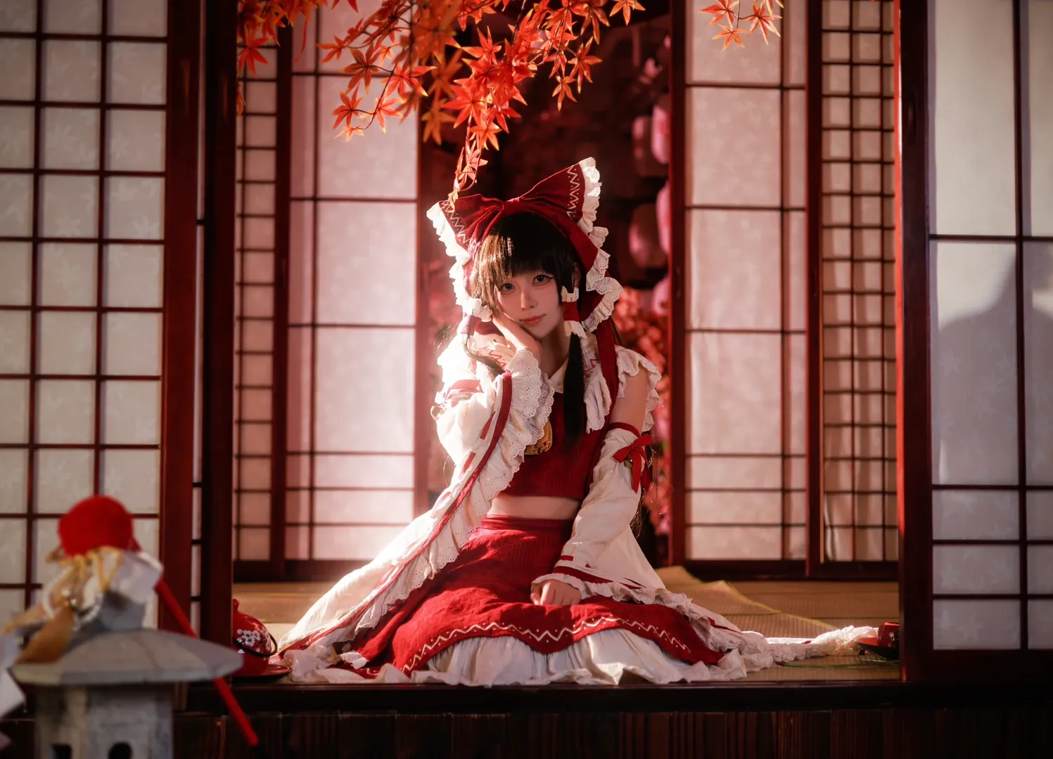 【博丽灵梦cos】东方project的红白巫女，秋日神社的静谧时光 - 第 1 张