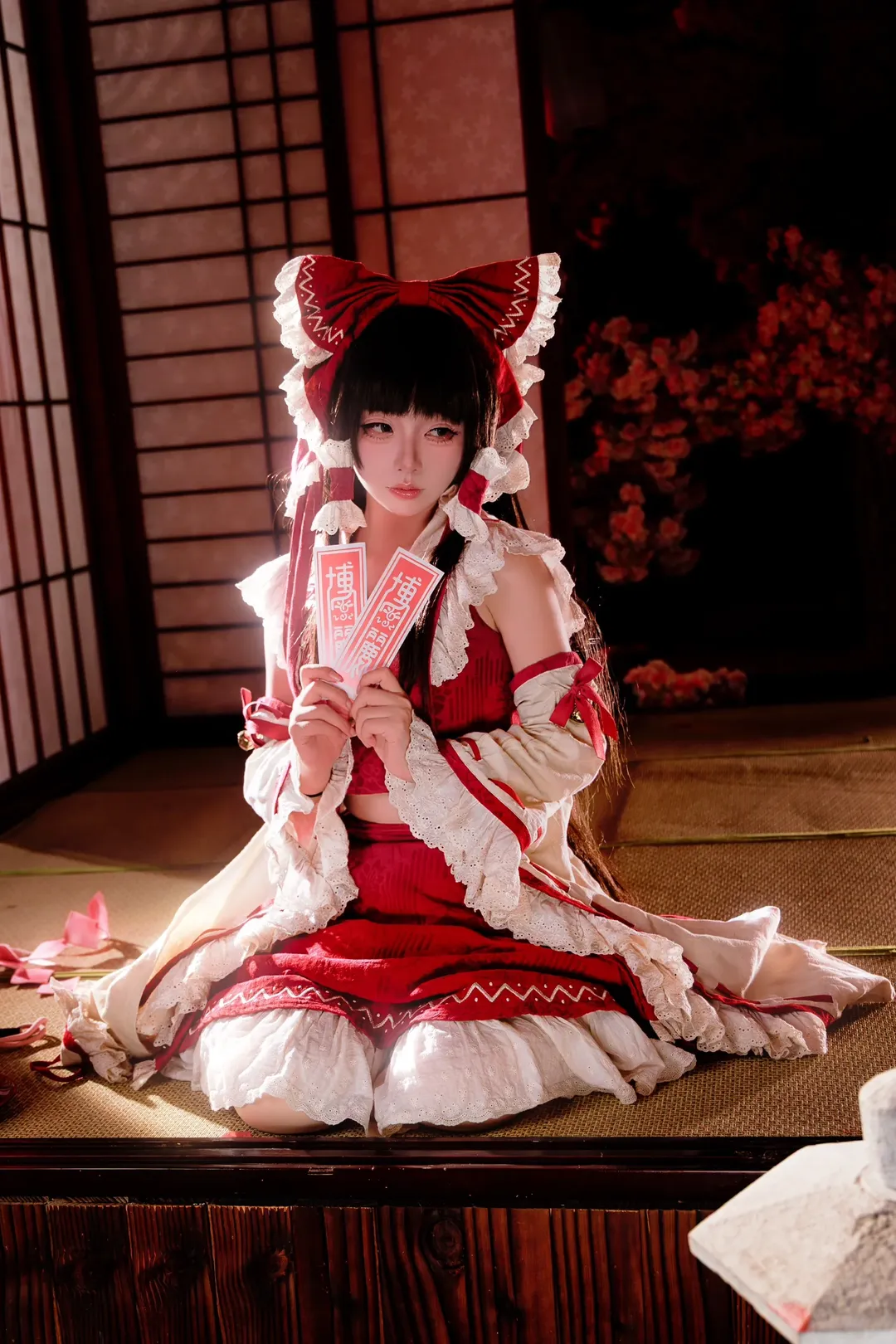 【博丽灵梦cos】东方project的红白巫女，秋日神社的静谧时光 - 第 5 张