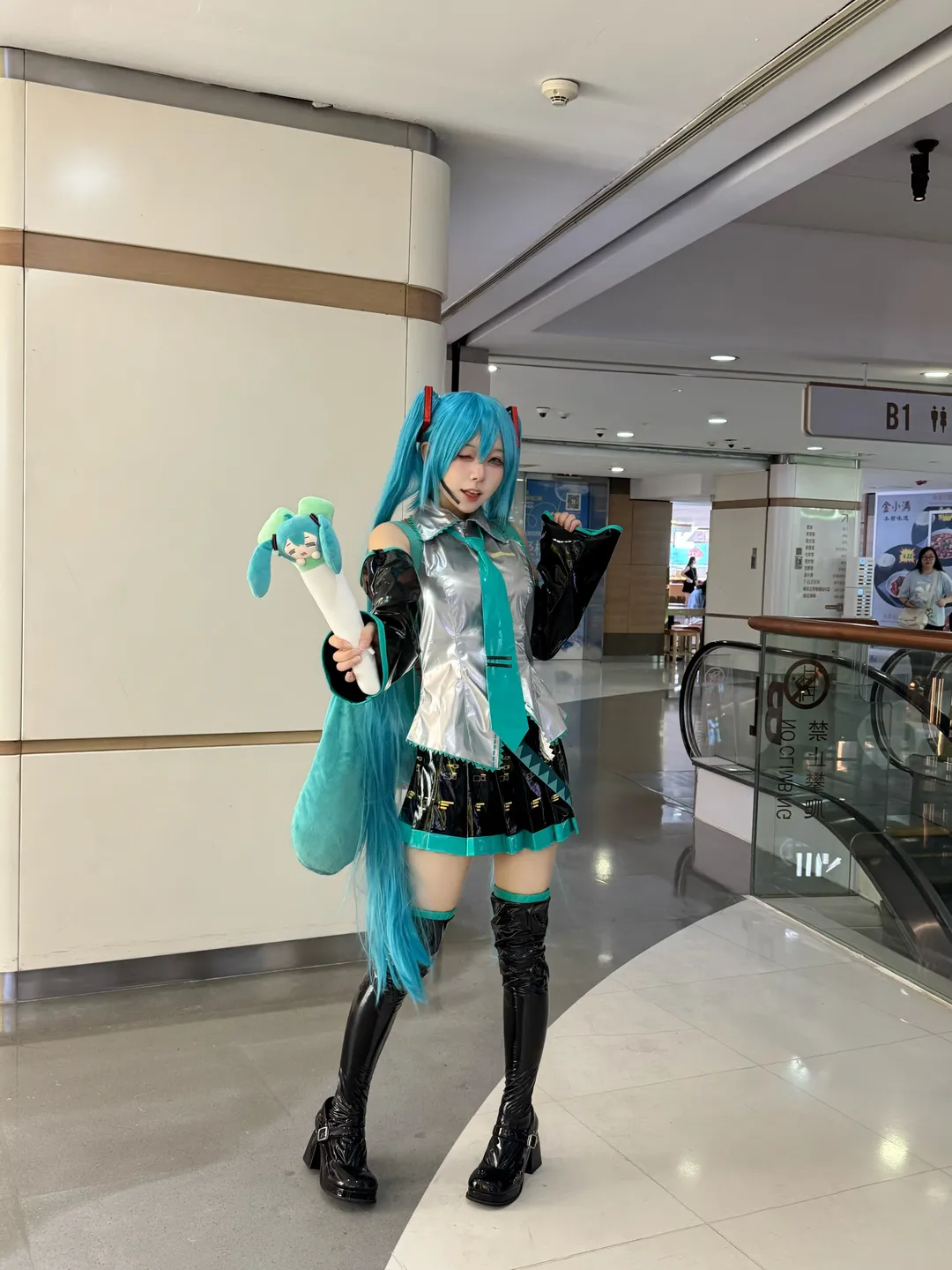[Hatsune Miku Cosplay] This Patent Leather Cosplay Costume Is an Amazing Value, Unusually Slimming Fit - Image 10