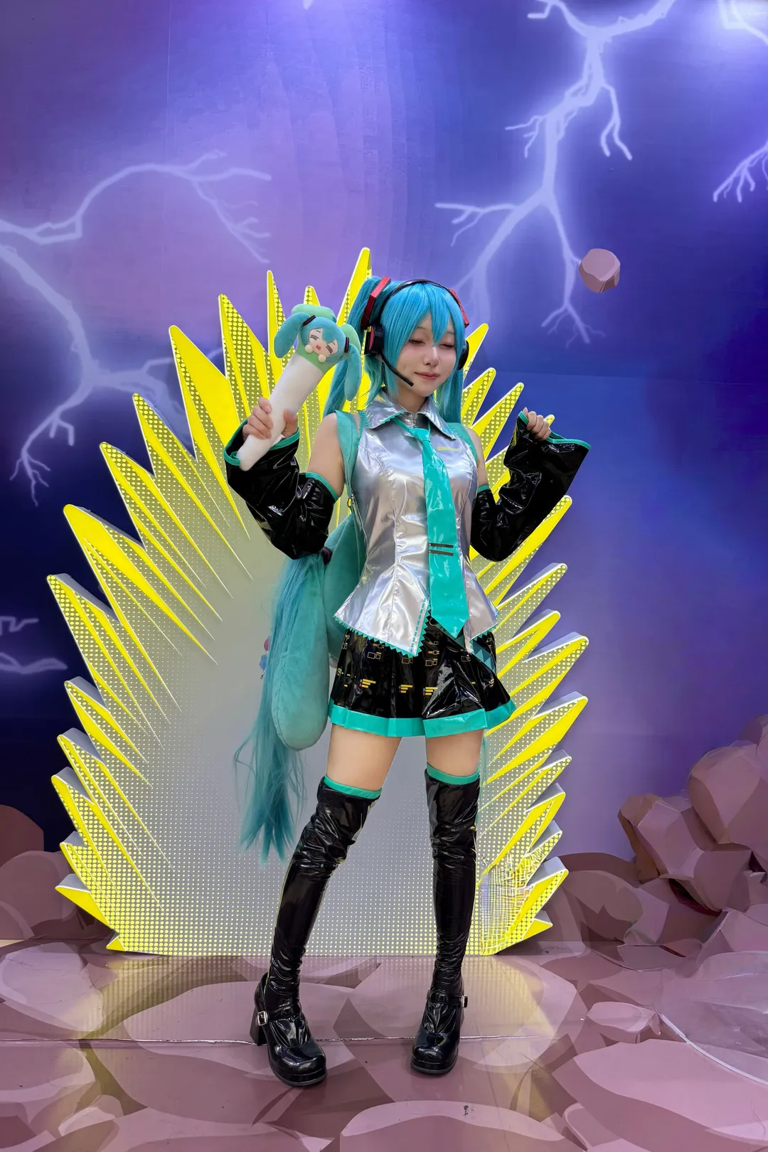 [Hatsune Miku Cosplay] This Patent Leather Cosplay Costume Is an Amazing Value, Unusually Slimming Fit - Image 7