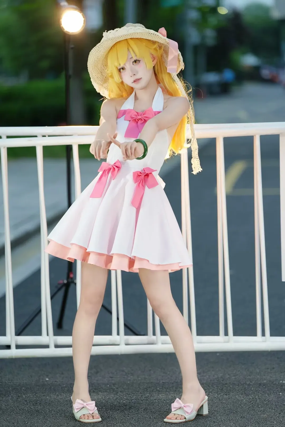 【忍野忍cos】化物语里的金发吸血鬼，夏日街头存档