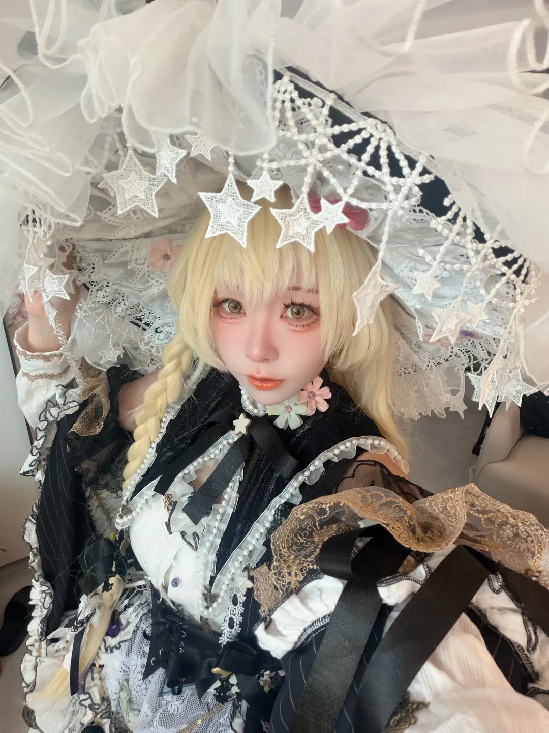 【雾雨魔理沙cos】东方Project里的魔法使，黑白洋装下的梦幻瞬间