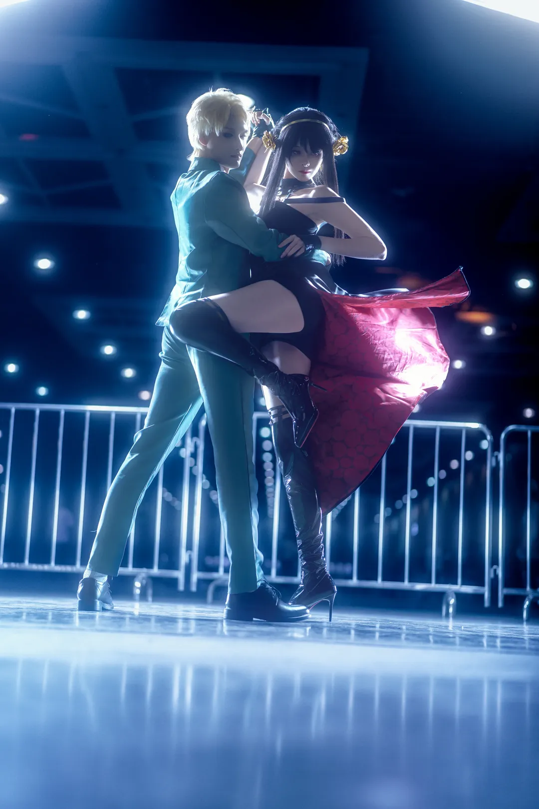 [SPY×FAMILY Cosplay] Tacit Lift Portraying Twilight and Yor's Companionship - Image 1