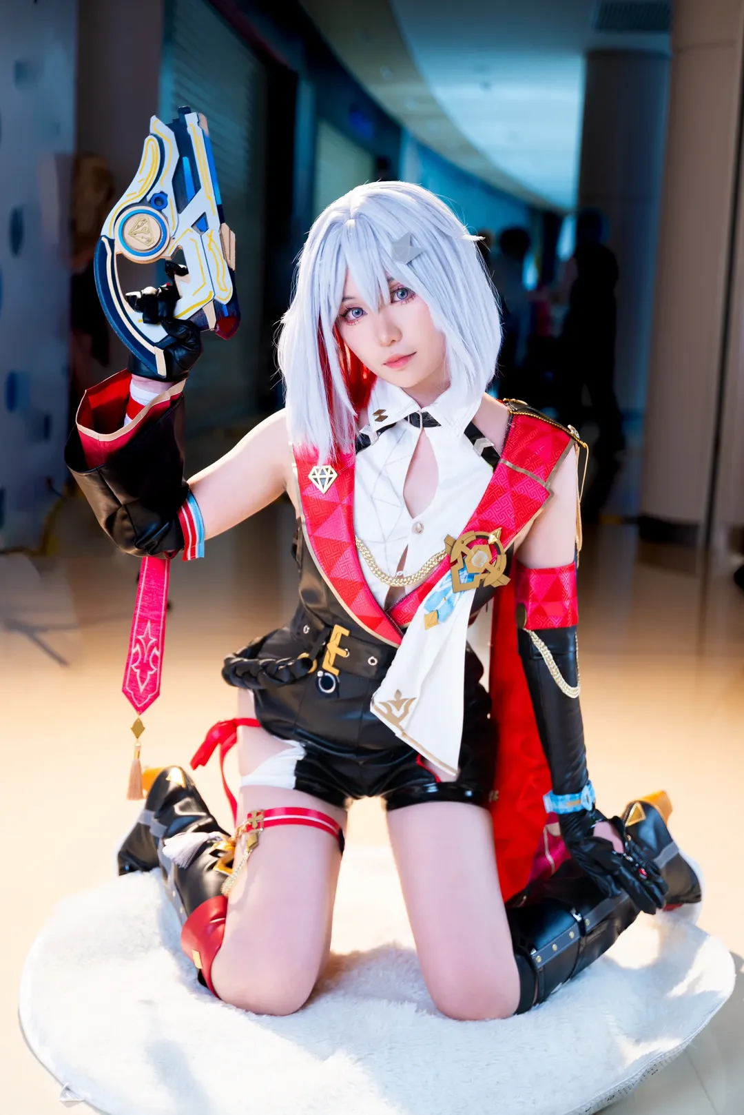 【托帕cos】横琴漫行ACG现场，黑色皮衣与红白绑带的特工感演绎