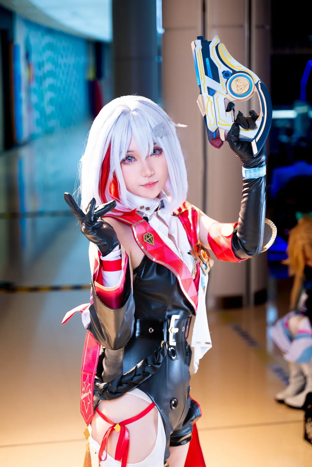 【托帕cos】横琴漫行ACG现场，黑色皮衣与红白绑带的特工感演绎 - 第 2 张