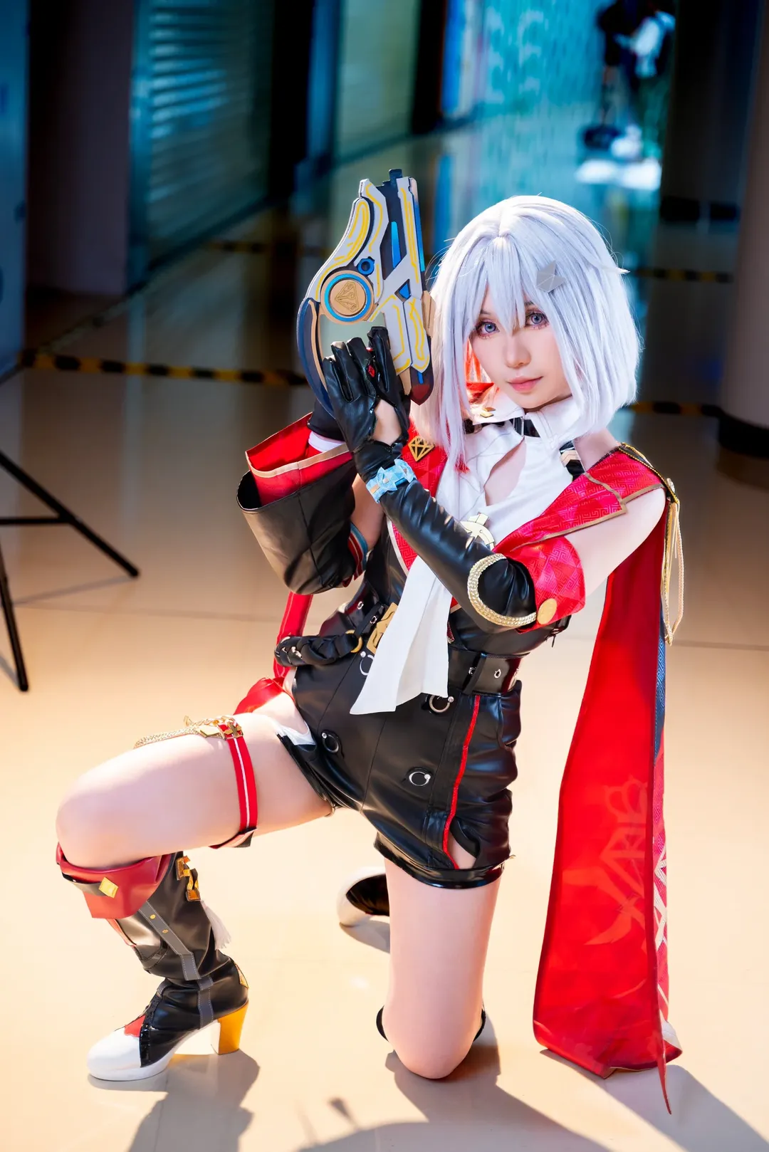 【托帕cos】横琴漫行ACG现场，黑色皮衣与红白绑带的特工感演绎 - 第 3 张