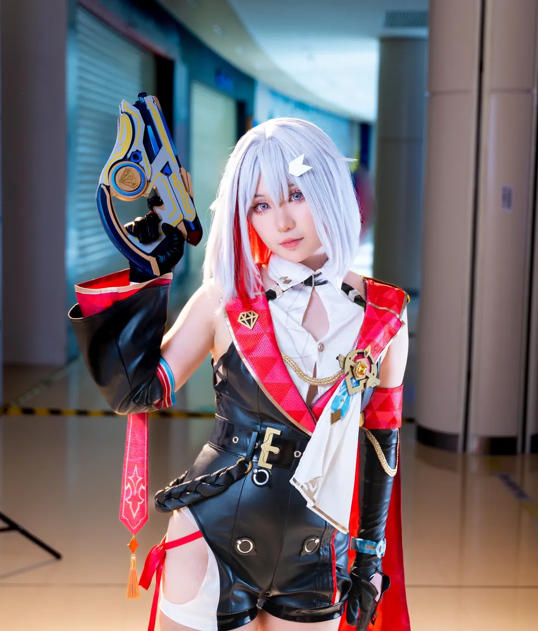 【托帕cos】横琴漫行ACG现场，黑色皮衣与红白绑带的特工感演绎 - 第 4 张