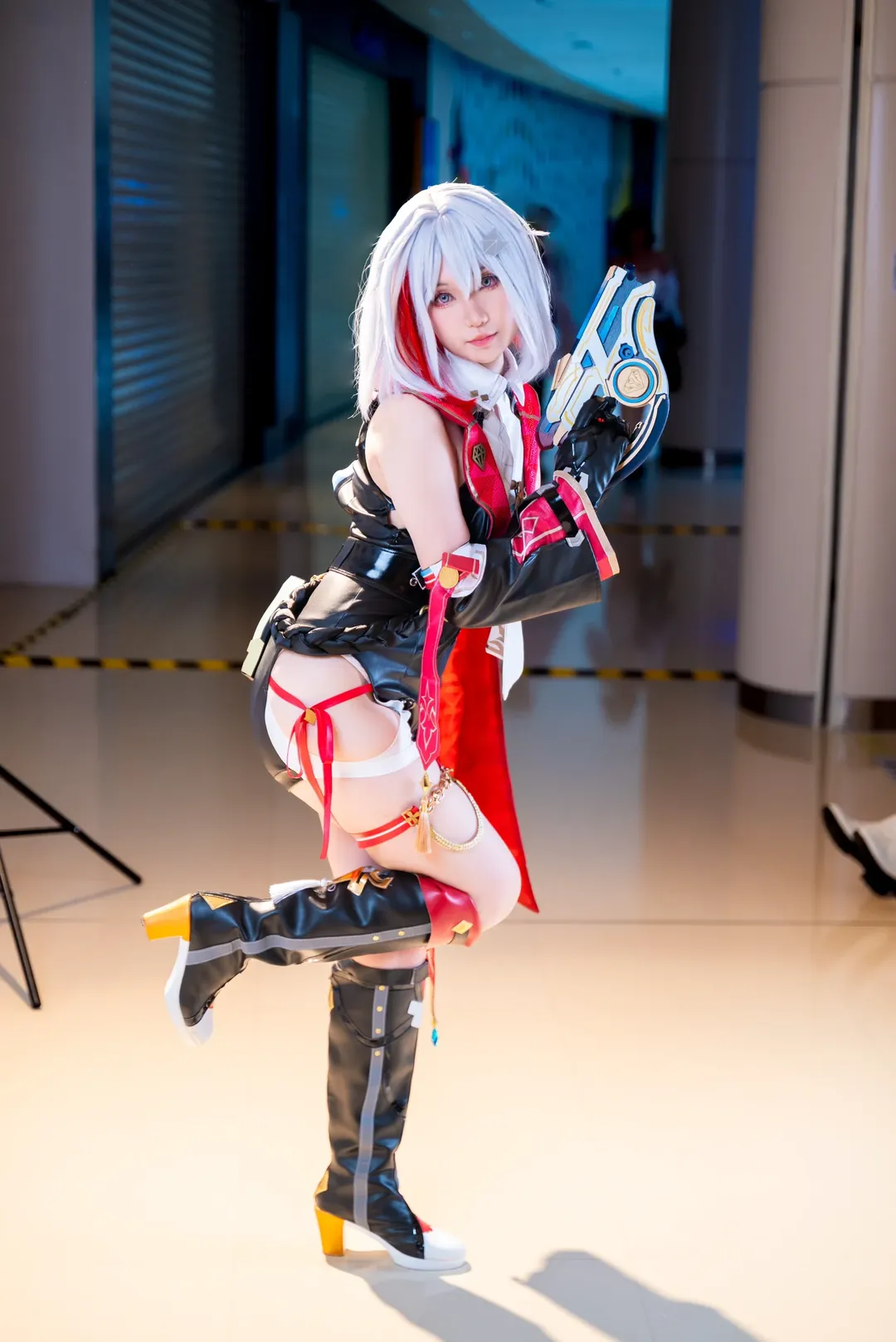 【托帕cos】横琴漫行ACG现场，黑色皮衣与红白绑带的特工感演绎 - 第 6 张