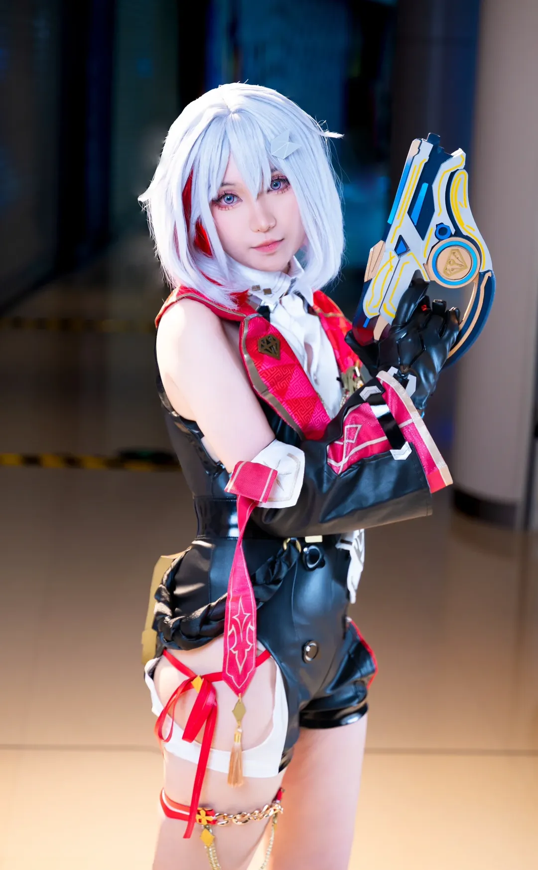 【托帕cos】横琴漫行ACG现场，黑色皮衣与红白绑带的特工感演绎 - 第 7 张