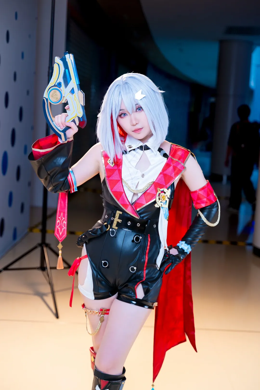 【托帕cos】横琴漫行ACG现场，黑色皮衣与红白绑带的特工感演绎 - 第 8 张