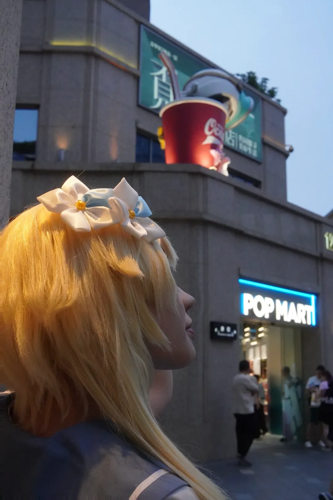 【荧cos】原神旅行者的JK校园风，街头巷尾的随性出片 - 第 6 张