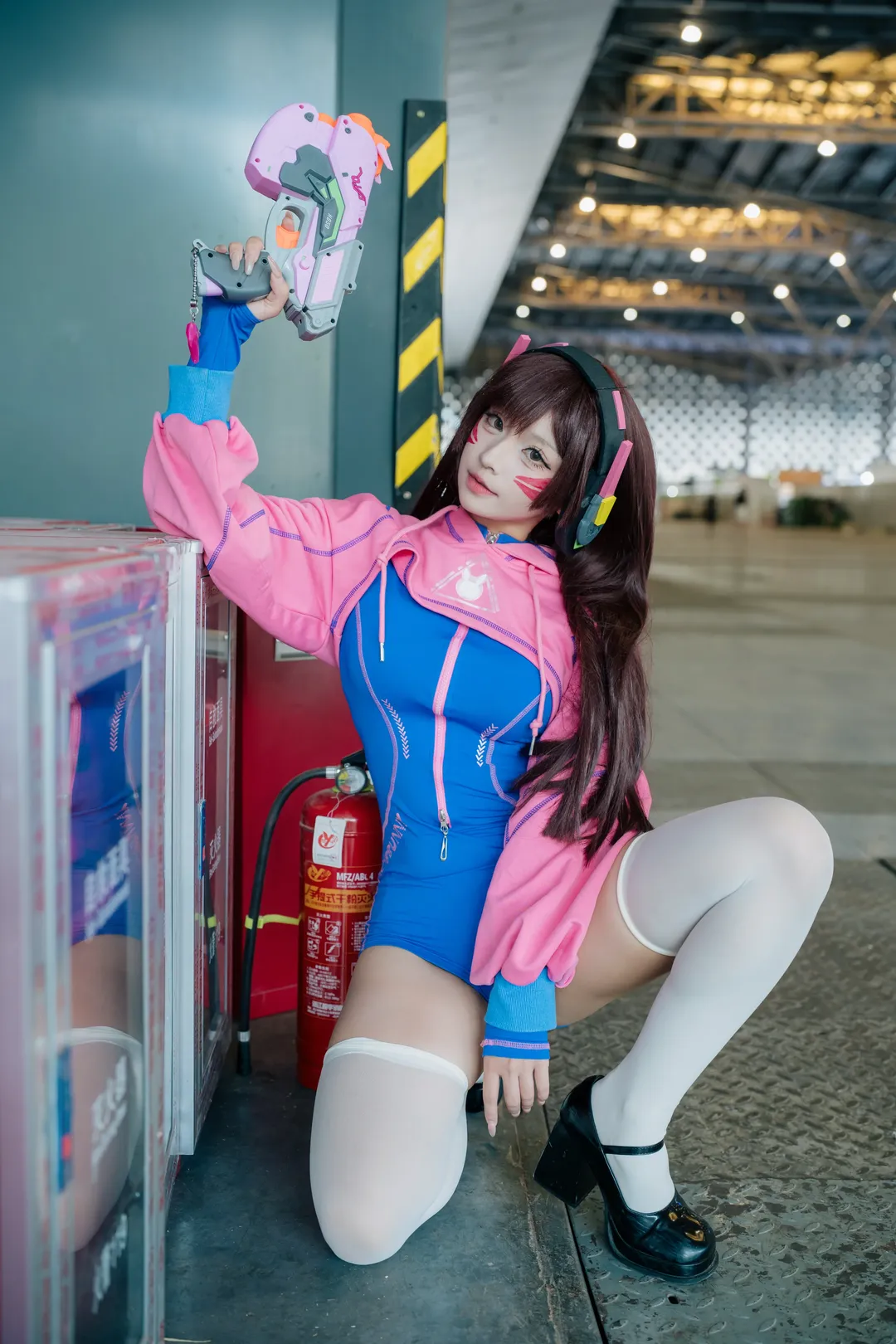 【D.Va cos】守望先锋的元气少女，展馆里的蓝粉运动风 - 第 2 张