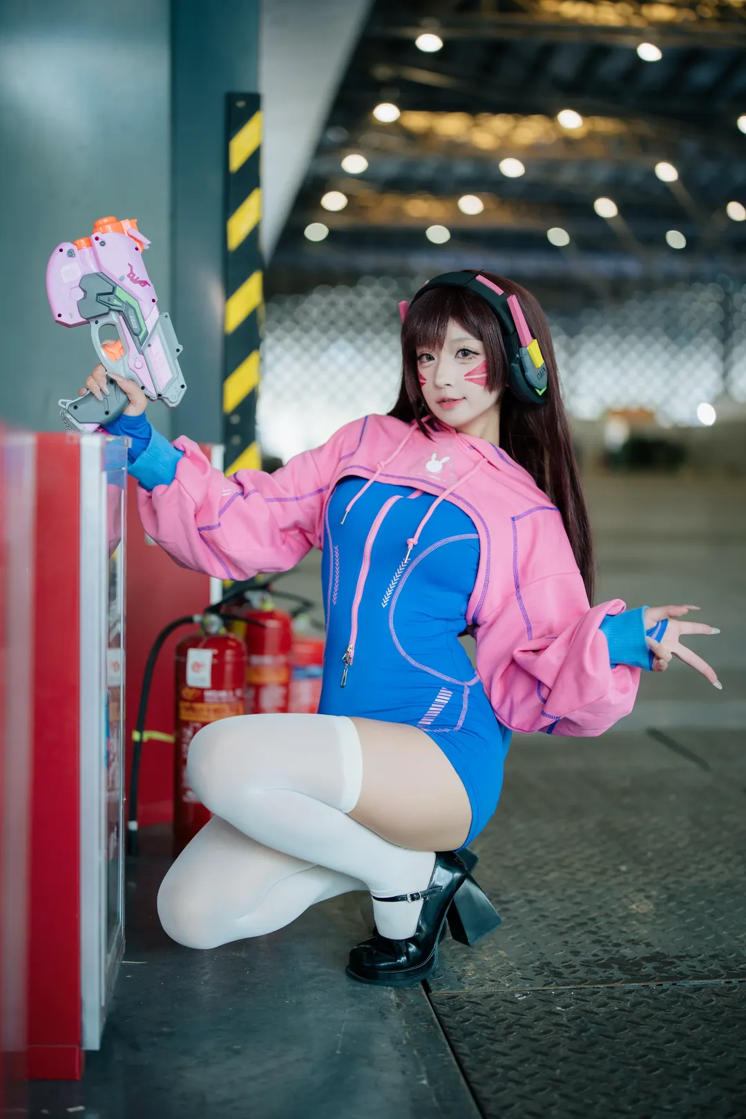 【D.Va cos】守望先锋的元气少女，展馆里的蓝粉运动风 - 第 3 张