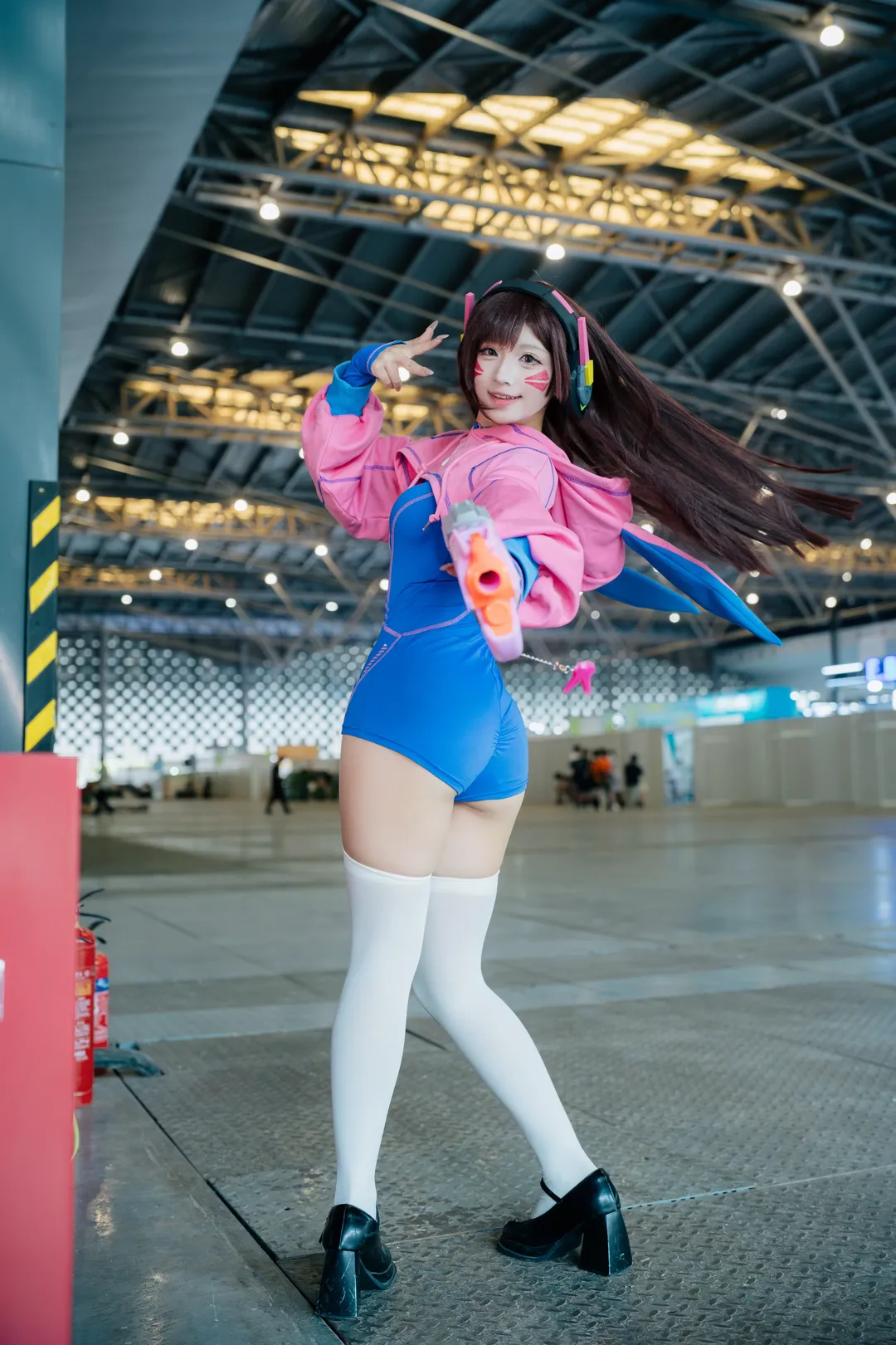 【D.Va cos】守望先锋的元气少女，展馆里的蓝粉运动风 - 第 4 张