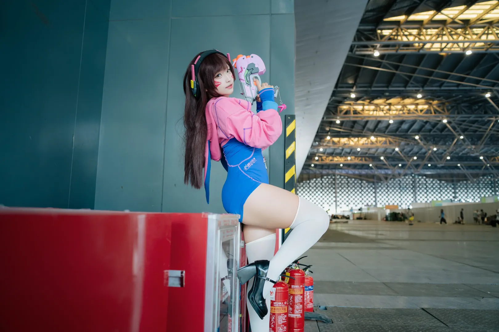 【D.Va cos】守望先锋的元气少女，展馆里的蓝粉运动风 - 第 6 张