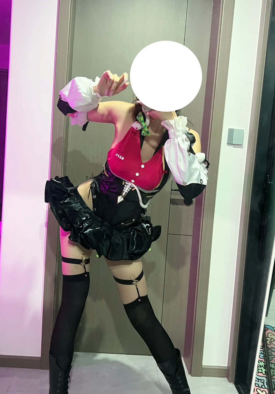 【希希芙cos】绝区零试衣之旅，黑红搭配经典又利落 - 第 3 张