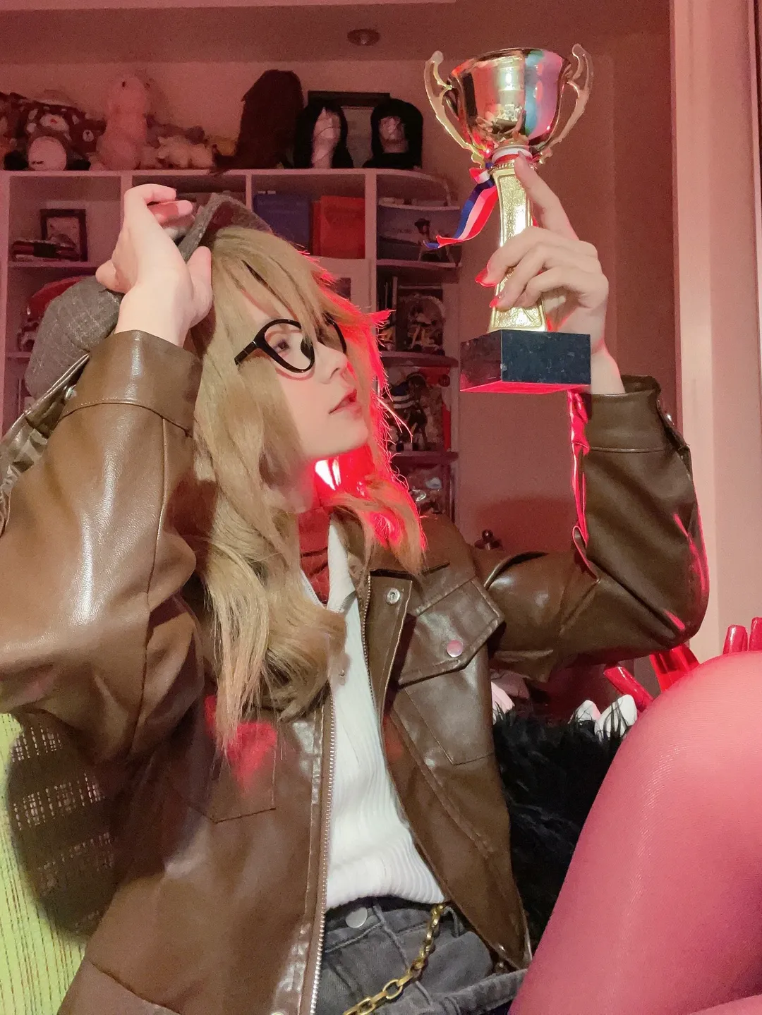 【メラニーコスプレ】トロフィーを掲げる瞬間、『リバース:1999』レトロな探偵風