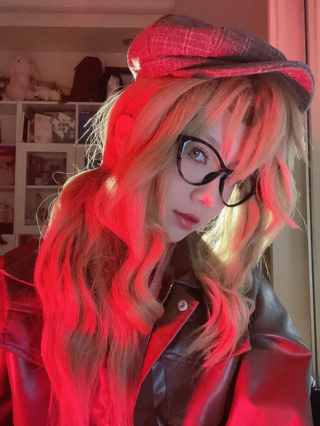 【メラニーコスプレ】トロフィーを掲げる瞬間、『リバース:1999』レトロな探偵風 - 3 枚目