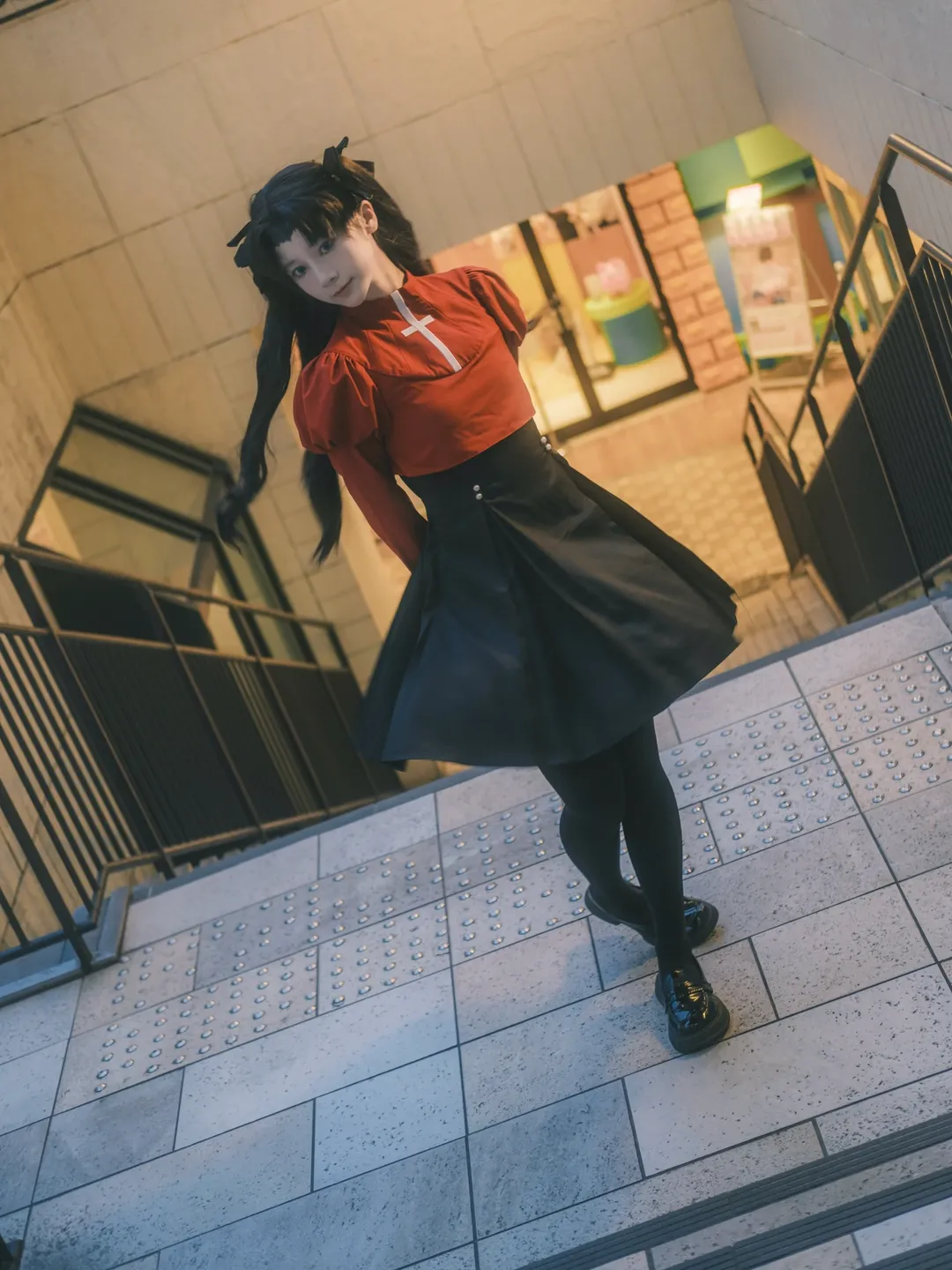 【遠坂凜cos】樓梯間的動態私設場照，黑絲與轉身的抓拍 - 第 1 張