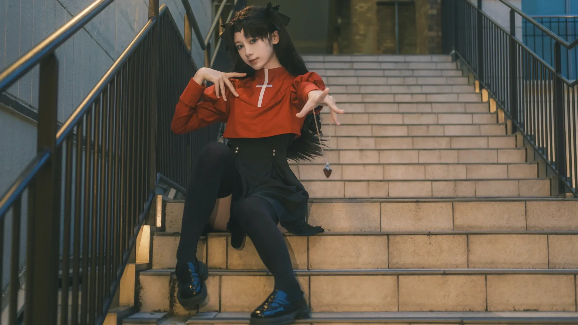 【遠坂凜cos】樓梯間的動態私設場照，黑絲與轉身的抓拍 - 第 10 張