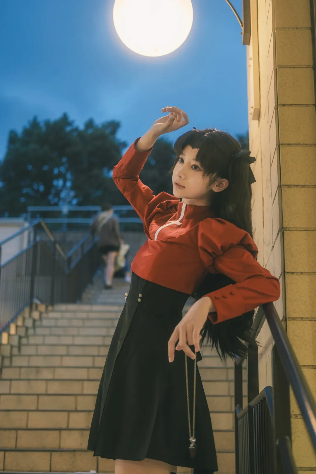 【遠坂凜cos】樓梯間的動態私設場照，黑絲與轉身的抓拍 - 第 11 張