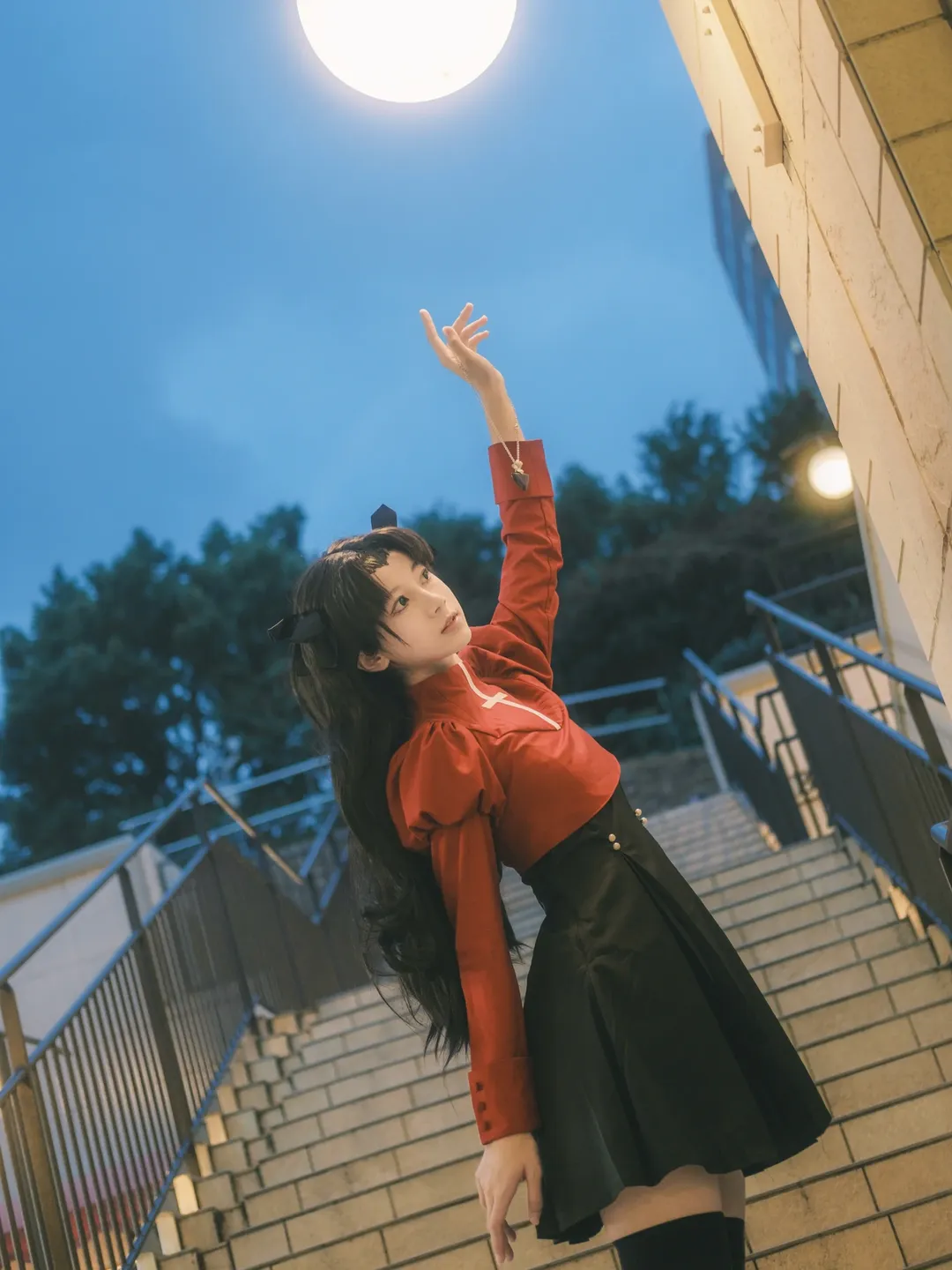 【遠坂凜cos】樓梯間的動態私設場照，黑絲與轉身的抓拍 - 第 12 張