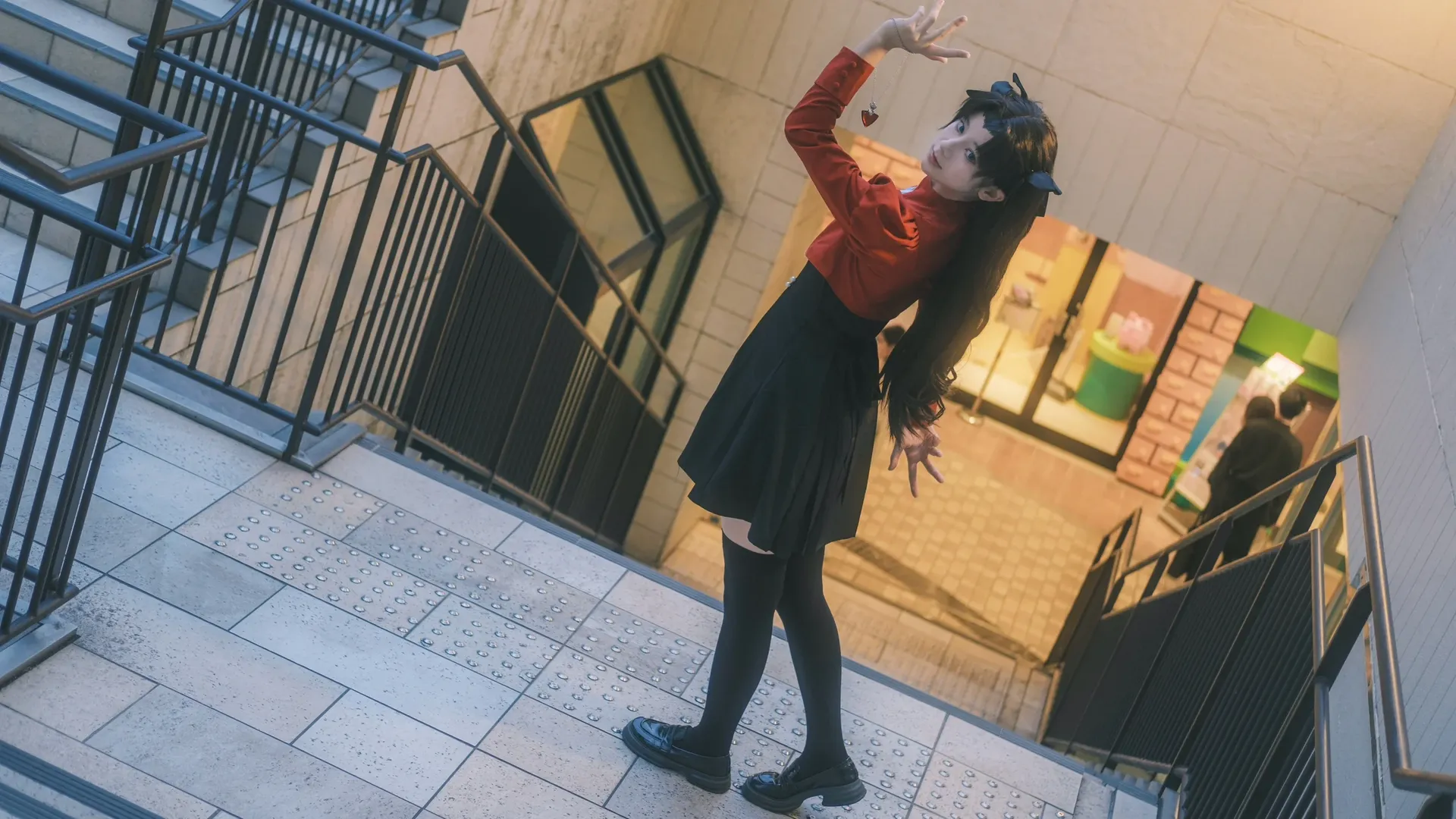 【遠坂凜cos】樓梯間的動態私設場照，黑絲與轉身的抓拍 - 第 5 張