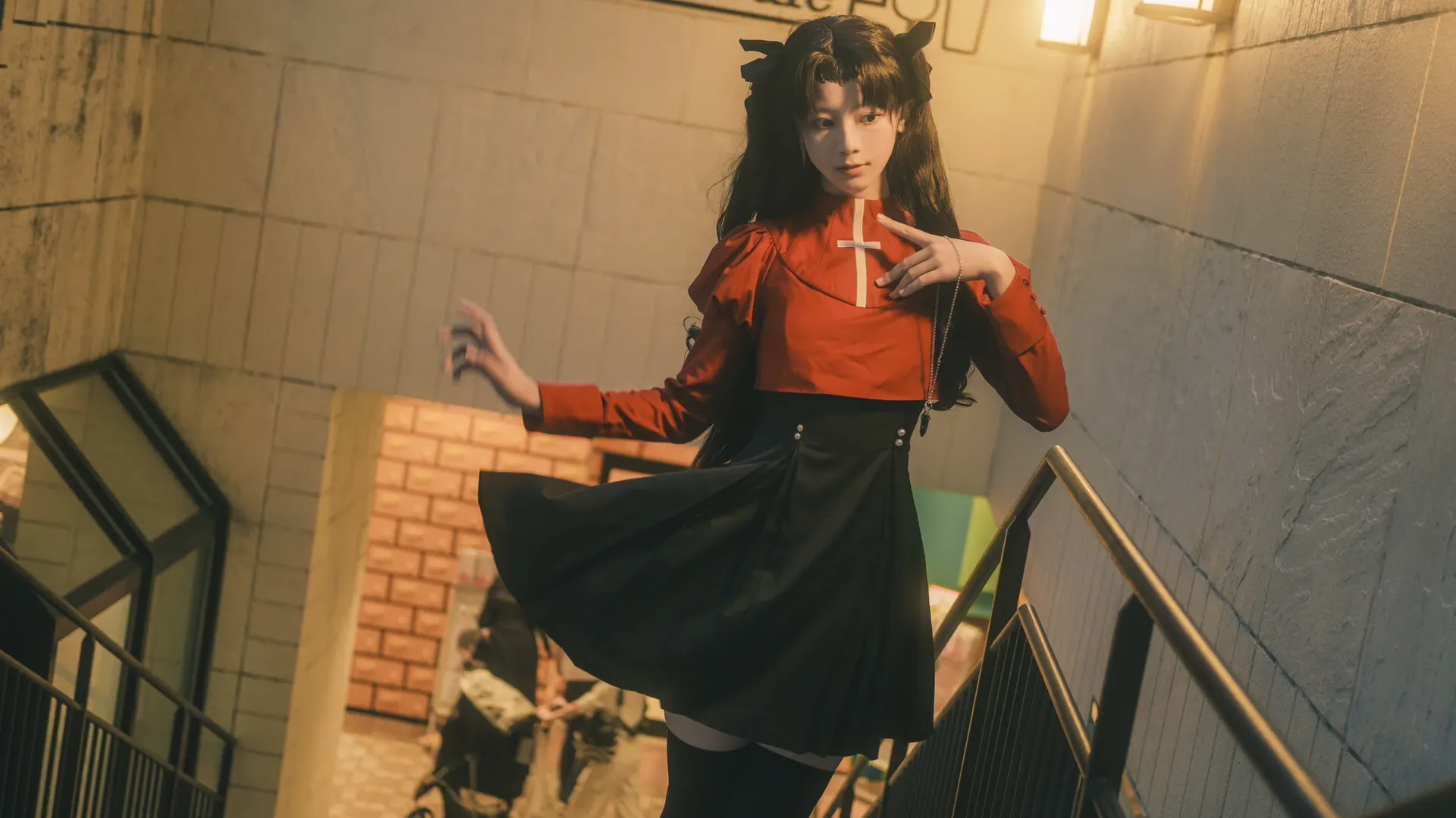 【遠坂凜cos】樓梯間的動態私設場照，黑絲與轉身的抓拍 - 第 6 張