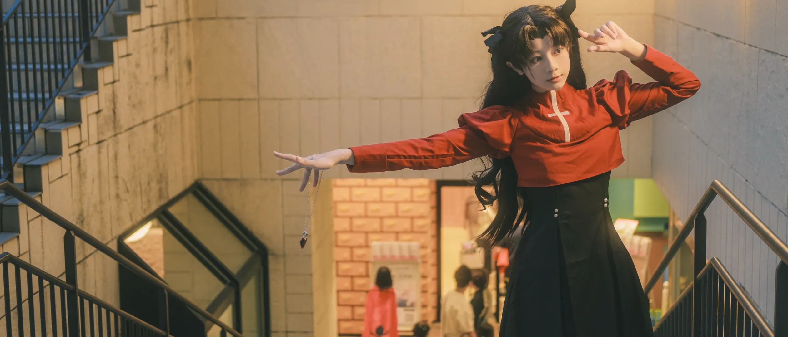 【远坂凛cos】楼梯间的动态私设场照，黑丝与转身的抓拍
