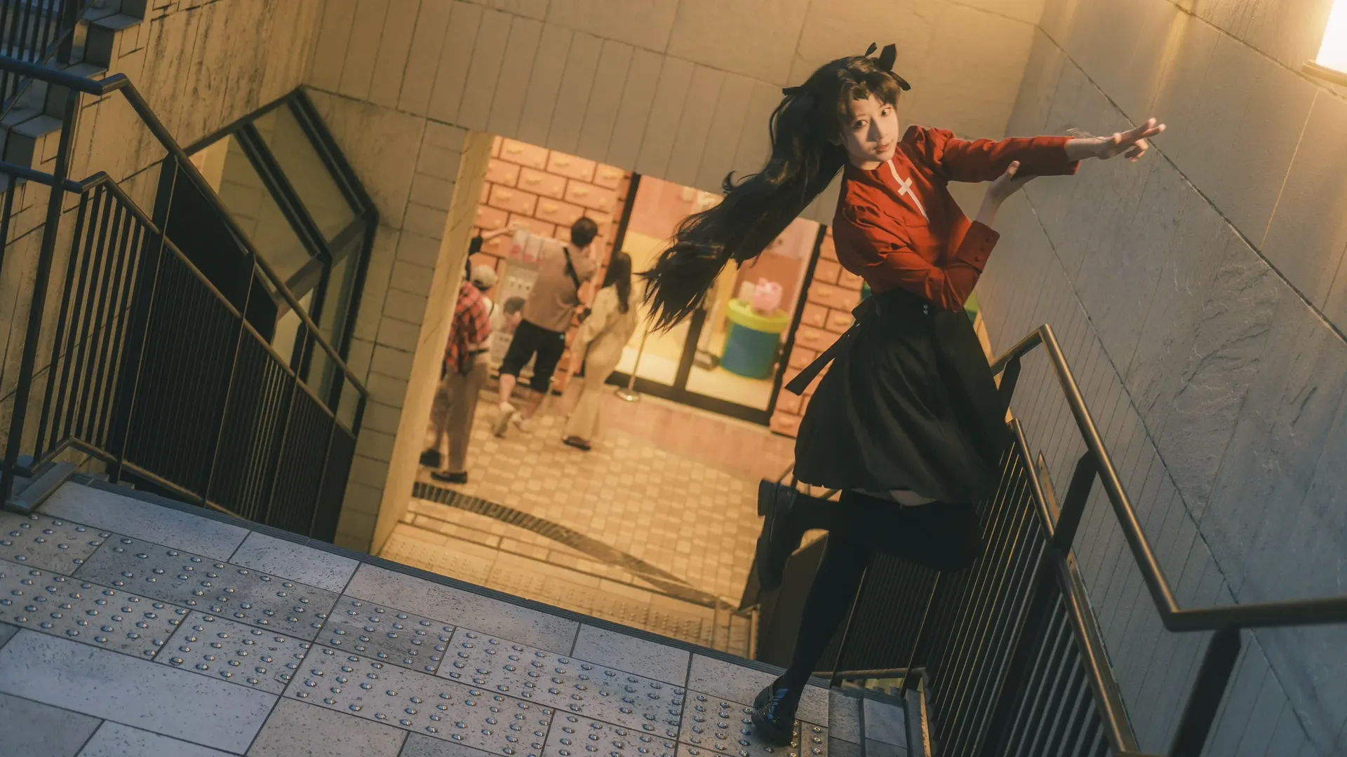 【遠坂凜cos】樓梯間的動態私設場照，黑絲與轉身的抓拍 - 第 9 張