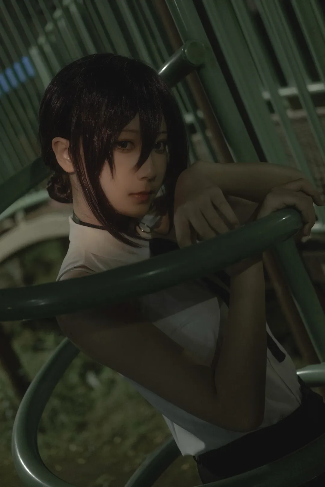 [Reze Cosplay] Damp Longing: Frozen Moments in the Rainy Night and Street Corners - Image 10