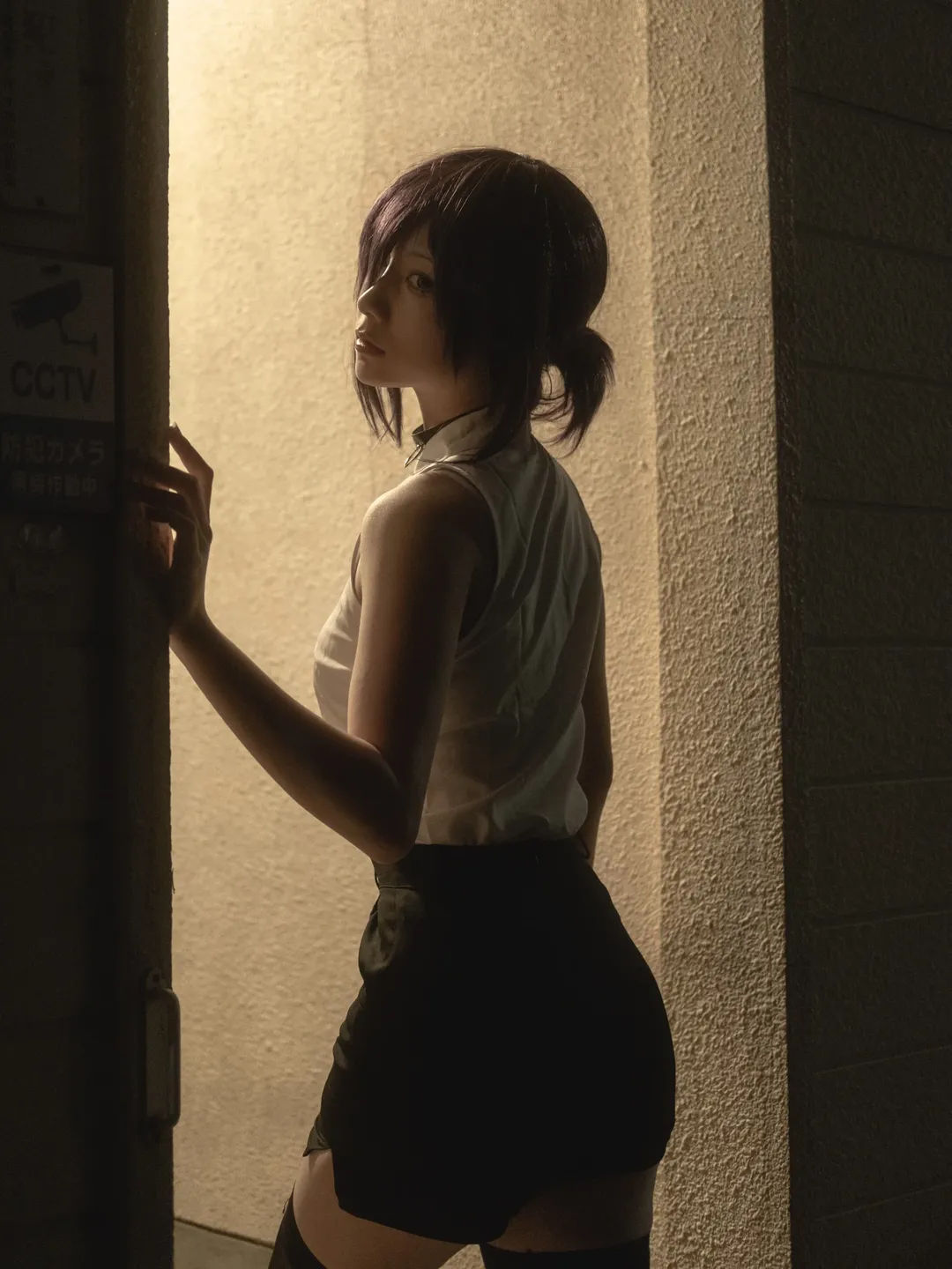 [Reze Cosplay] Damp Longing: Frozen Moments in the Rainy Night and Street Corners - Image 12