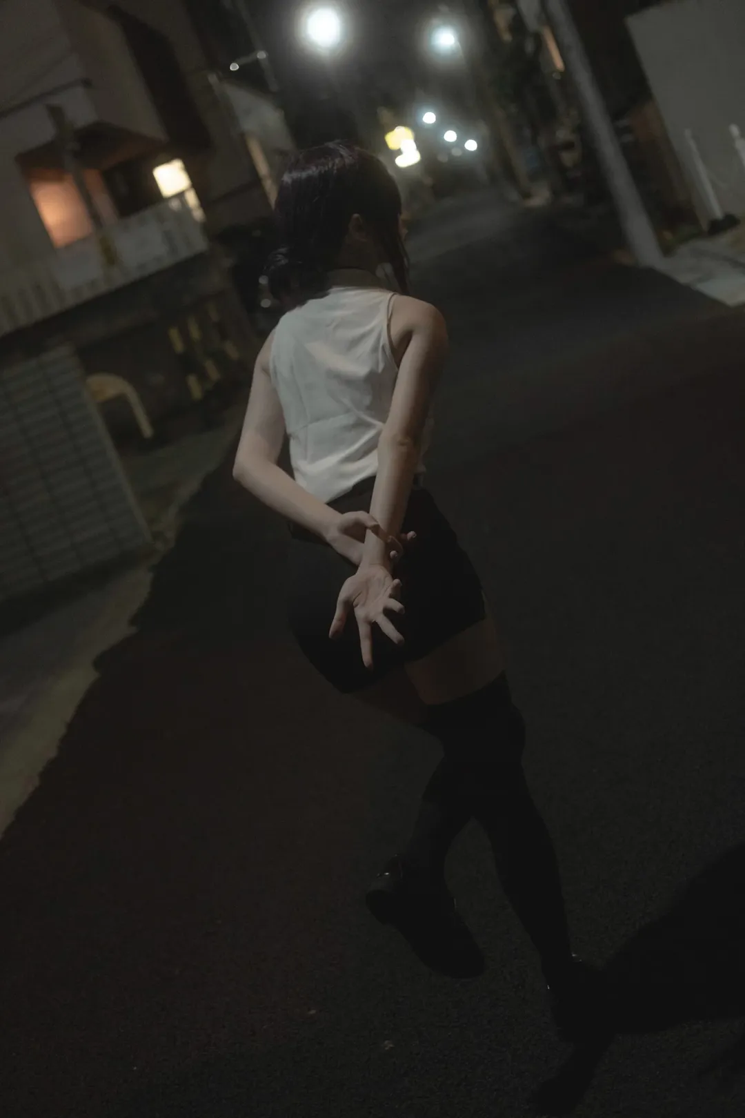 [Reze Cosplay] Damp Longing: Frozen Moments in the Rainy Night and Street Corners - Image 13