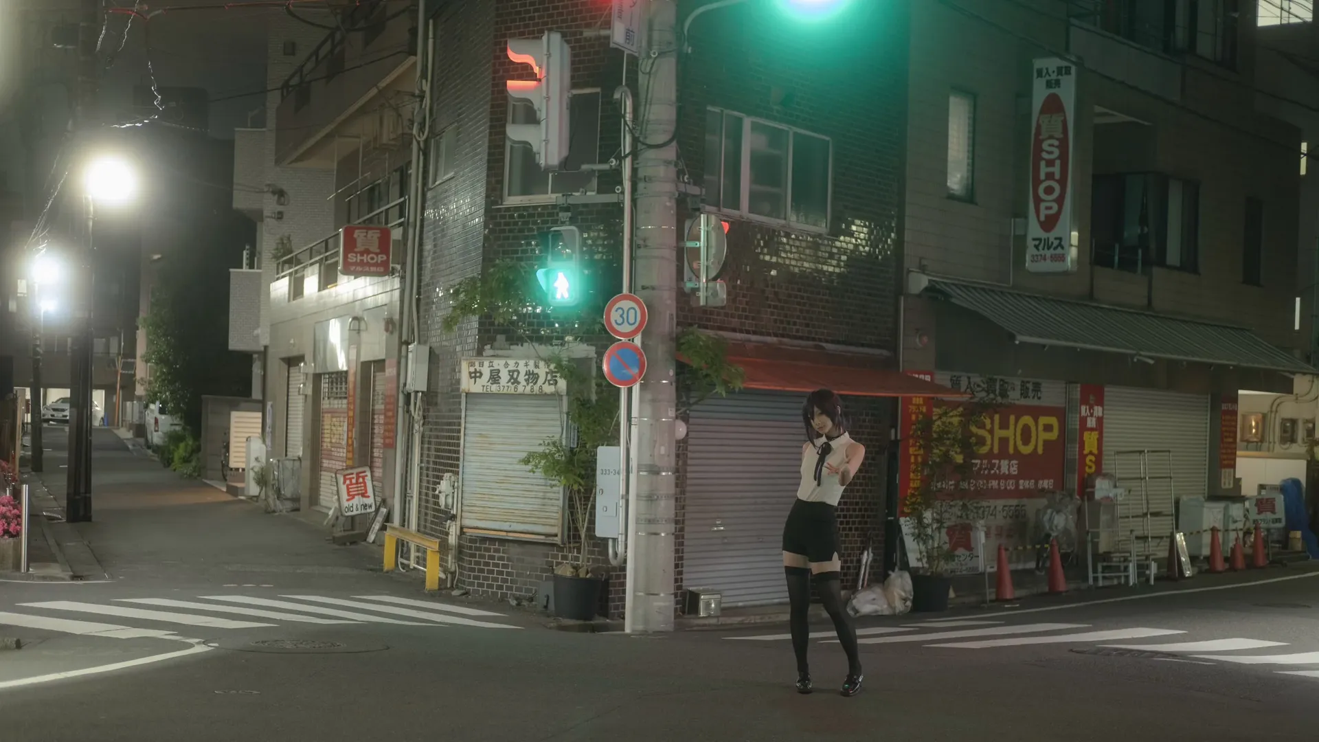 [Reze Cosplay] Damp Longing: Frozen Moments in the Rainy Night and Street Corners - Image 17