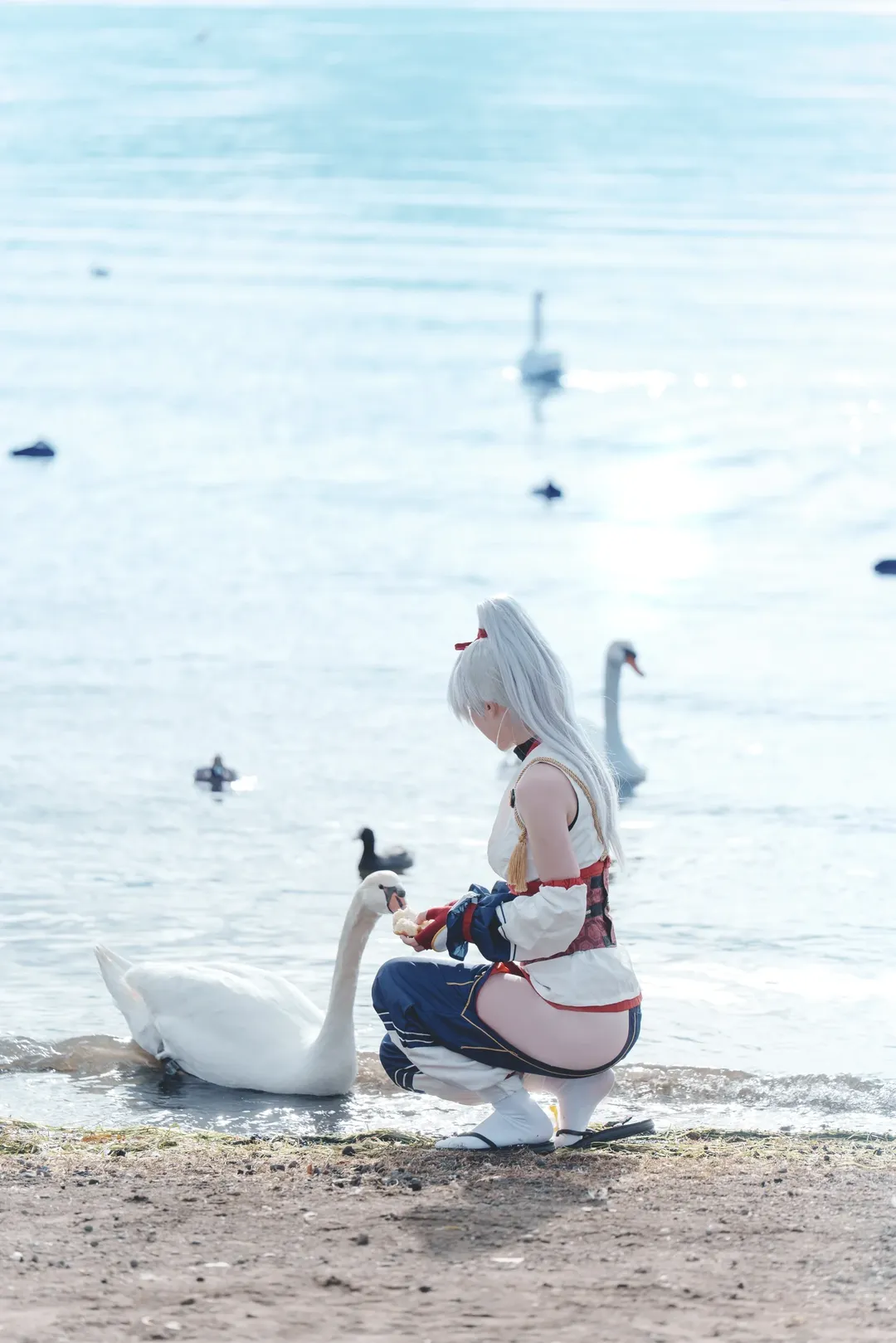【Tomoe Gozen Cosplay】White Veils and Lake Light: Serene Moments in Fate/Grand Order Outdoor Photography - Image 8