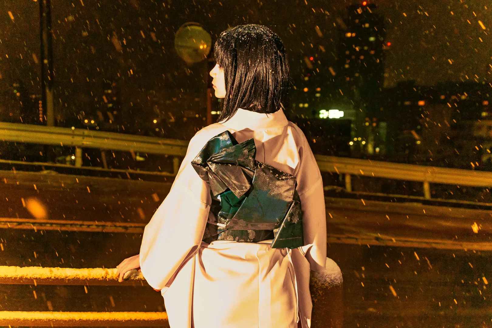 【両儀式 コスプレ】聖蹟桜ヶ丘の雪夜、『空の境界』の下での再会 - 7 枚目