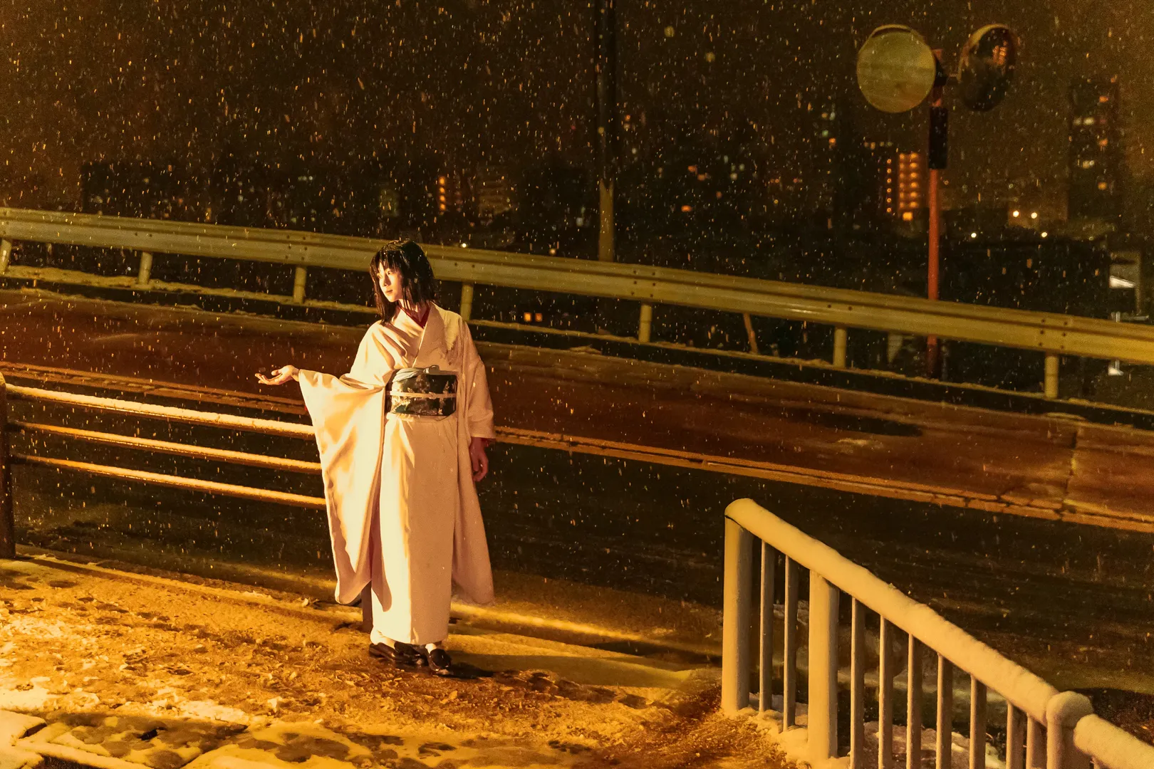 【両儀式 コスプレ】聖蹟桜ヶ丘の雪夜、『空の境界』の下での再会 - 8 枚目