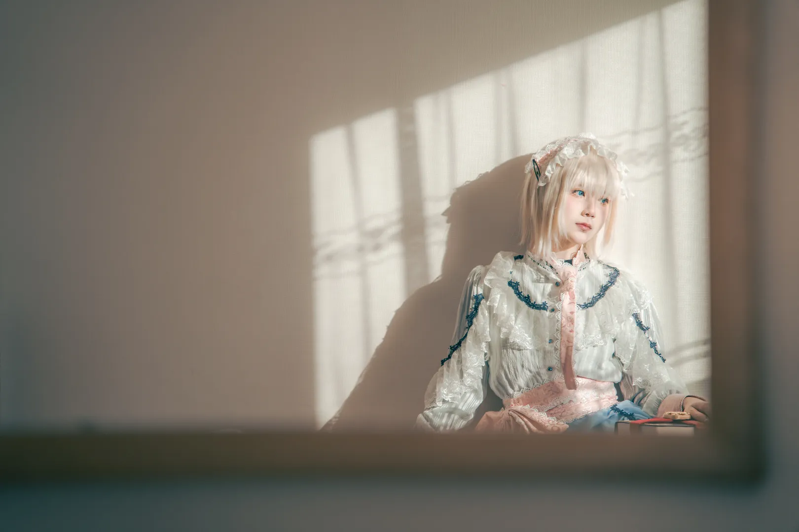 [Alice Margatroid cosplay] Holding a Vintage Lantern in the Snowy Night and the Unfading Twilight - Image 4