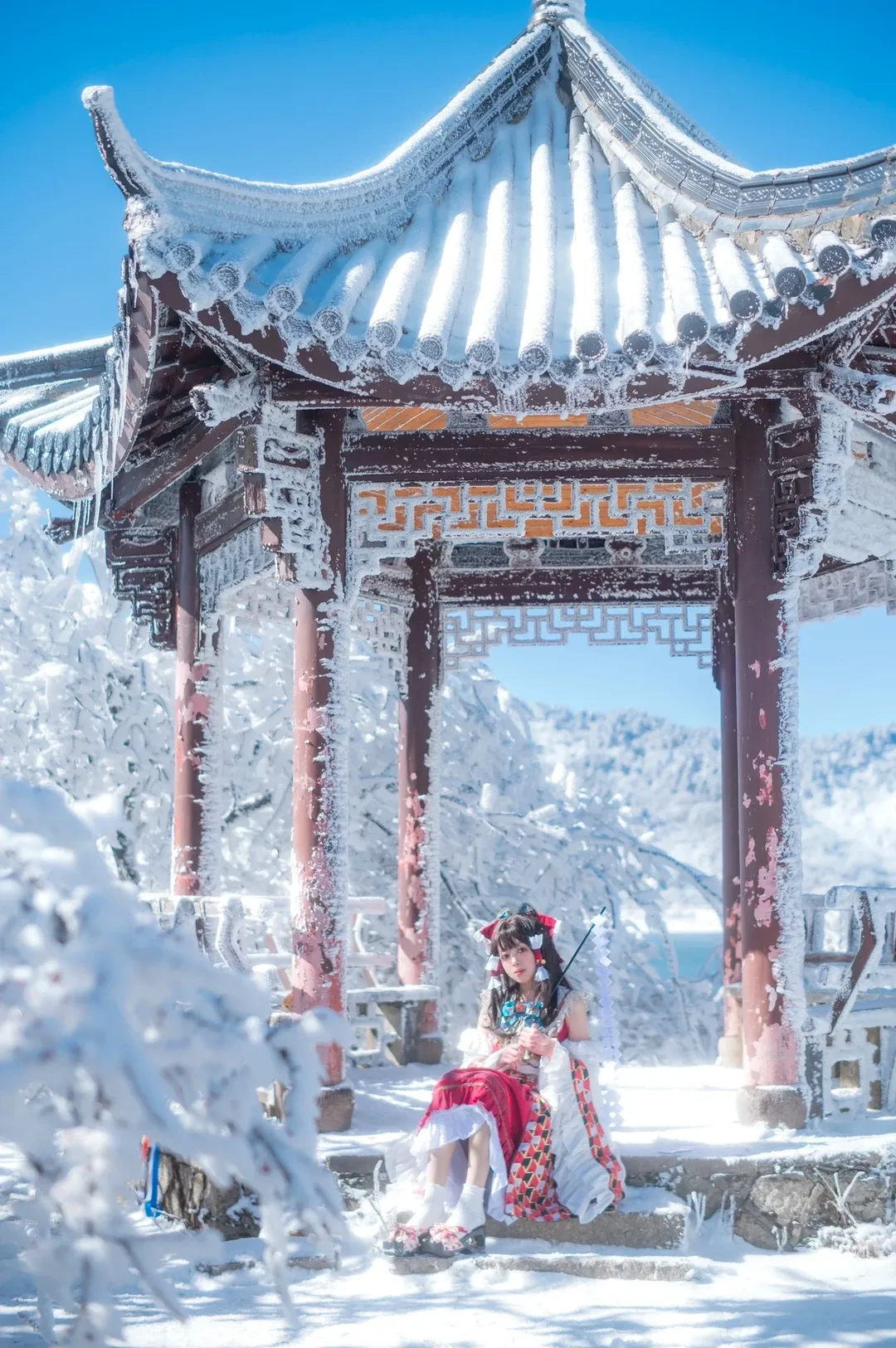 【博丽灵梦cos】雪山严寒中的红白巫女 - 第 2 张