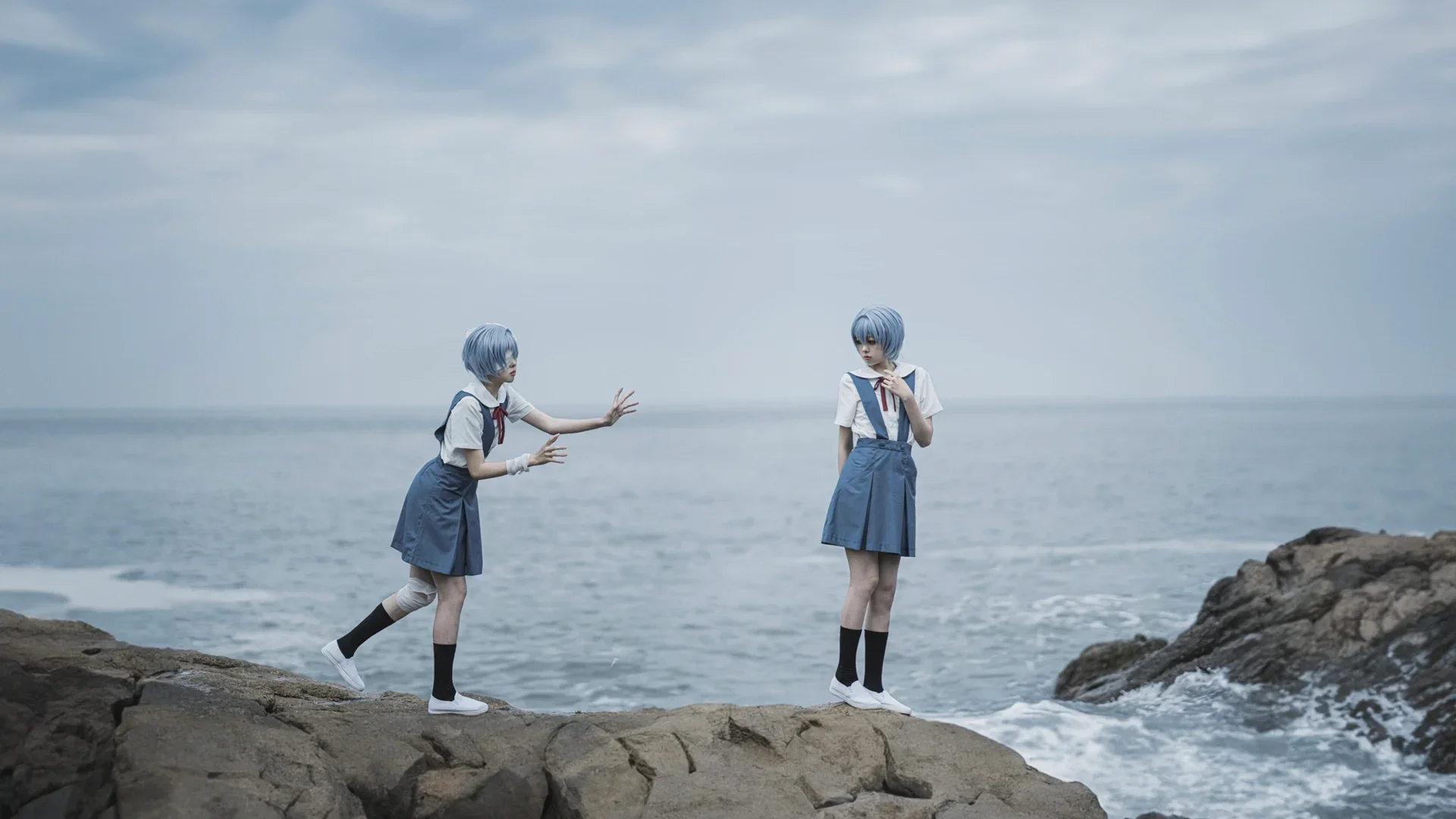 【綾波麗cos】新世紀福音戰士裡的孤獨迴響，海邊礁石上的定格 - 第 2 張