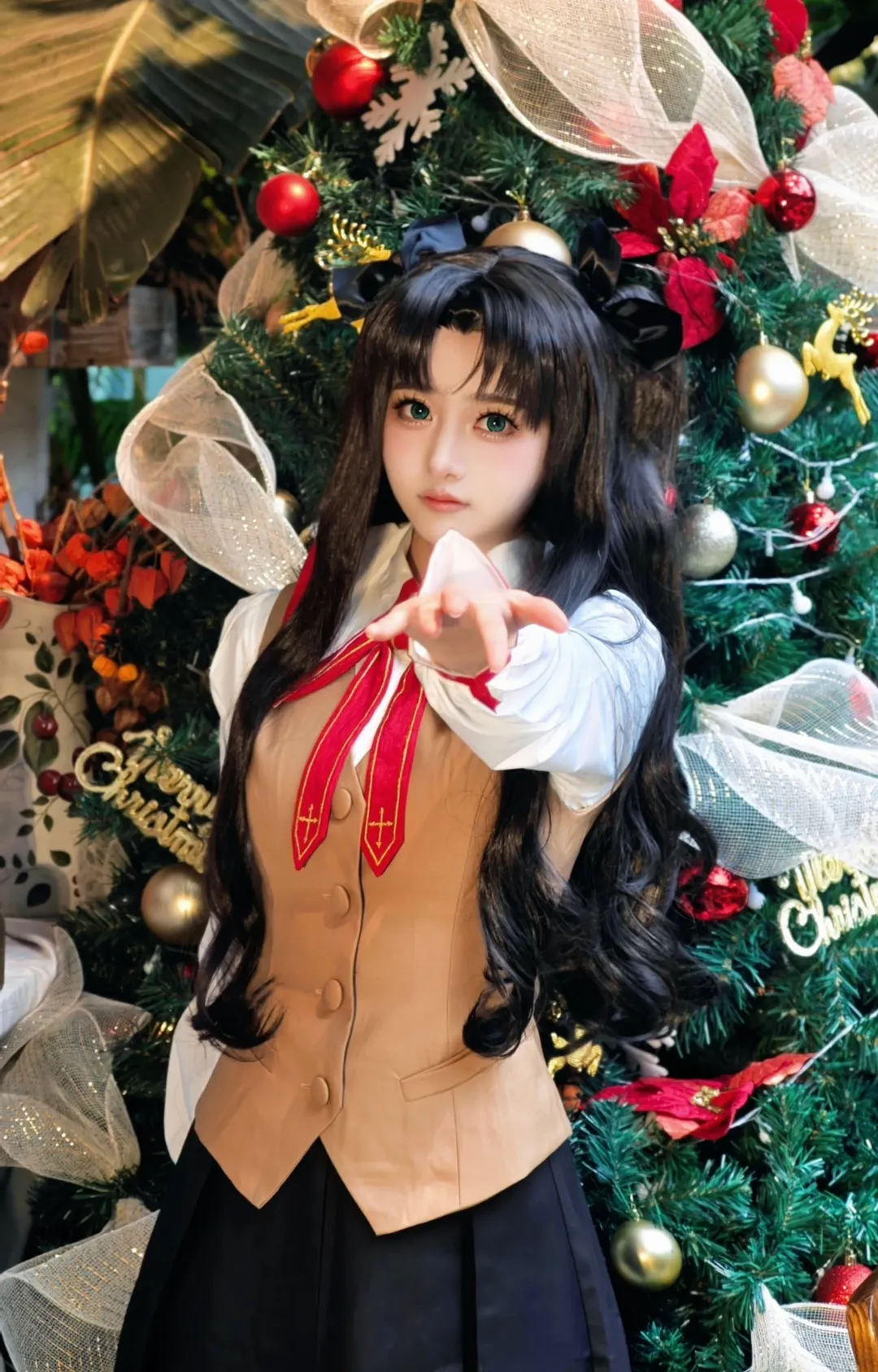 【远坂凛cos】圣诞树下的凛，红领带与卡其马甲更配 - 第 1 张