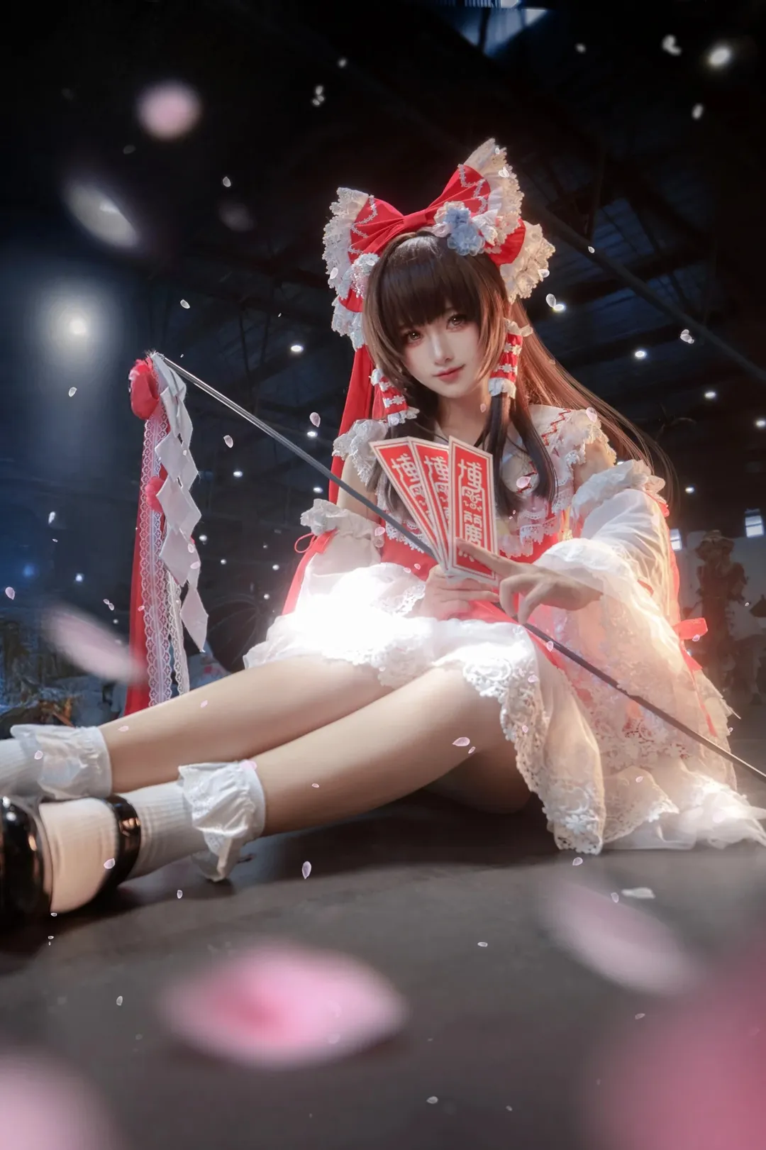 【博丽灵梦cos】东方project的漫展场照，工业风仓库里的红白巫女