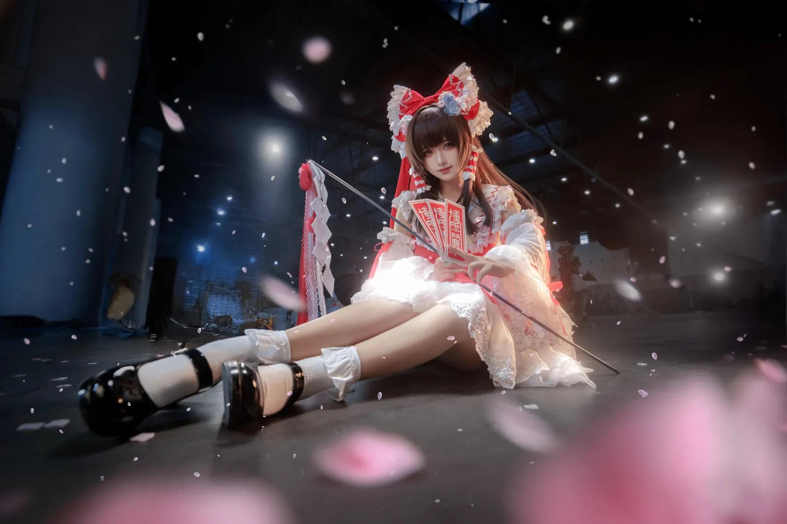 【博丽灵梦cos】东方project的漫展场照，工业风仓库里的红白巫女 - 第 2 张