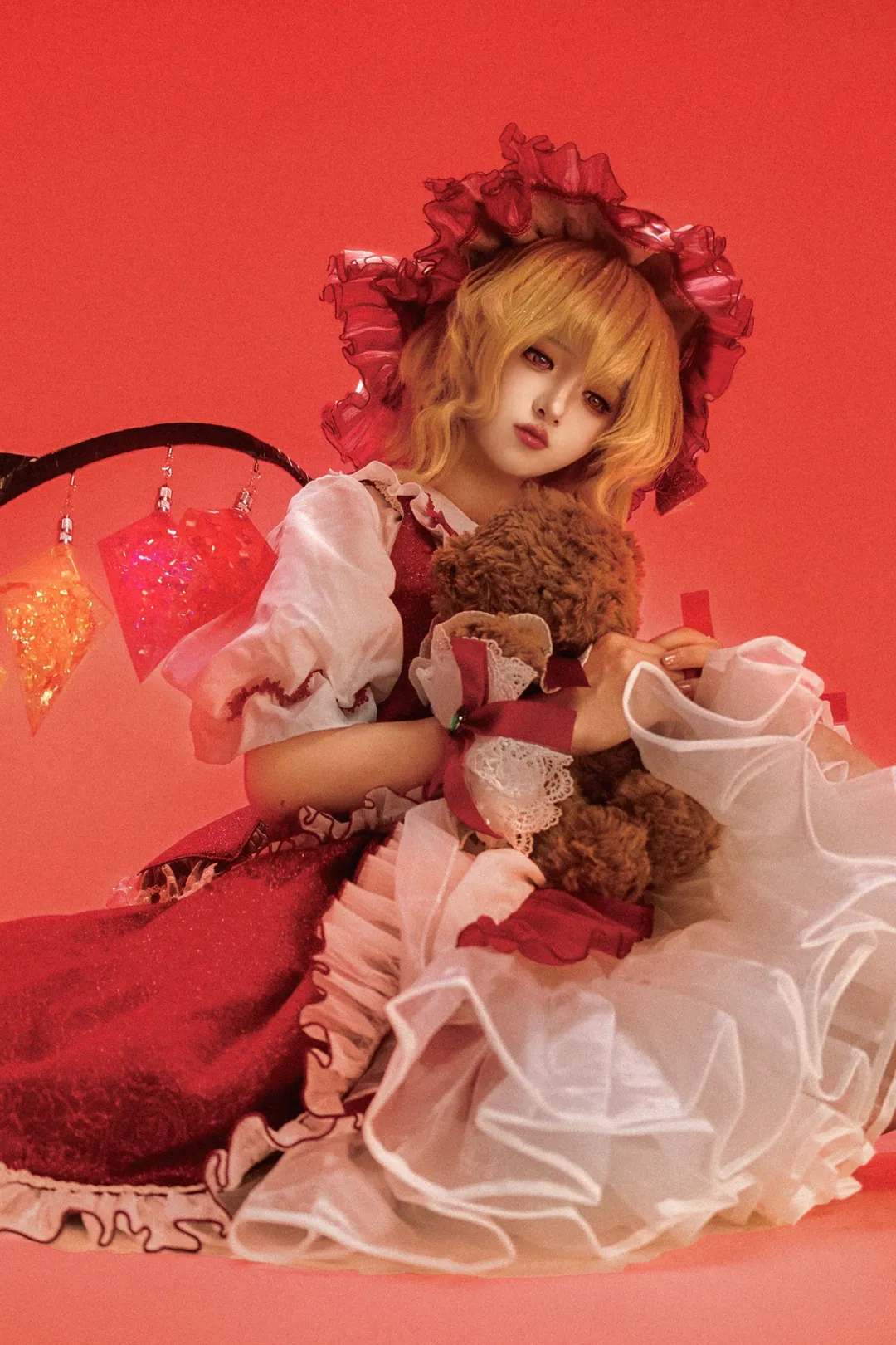 【芙兰朵露cos】东方Project里的红魔馆洋娃娃，独自坐在红背景前 - 第 3 张