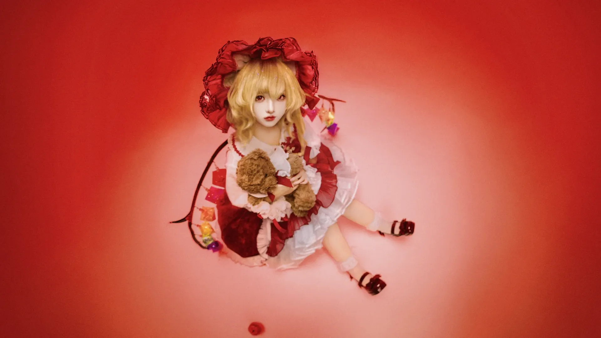 【芙兰朵露cos】东方Project里的红魔馆洋娃娃，独自坐在红背景前 - 第 4 张
