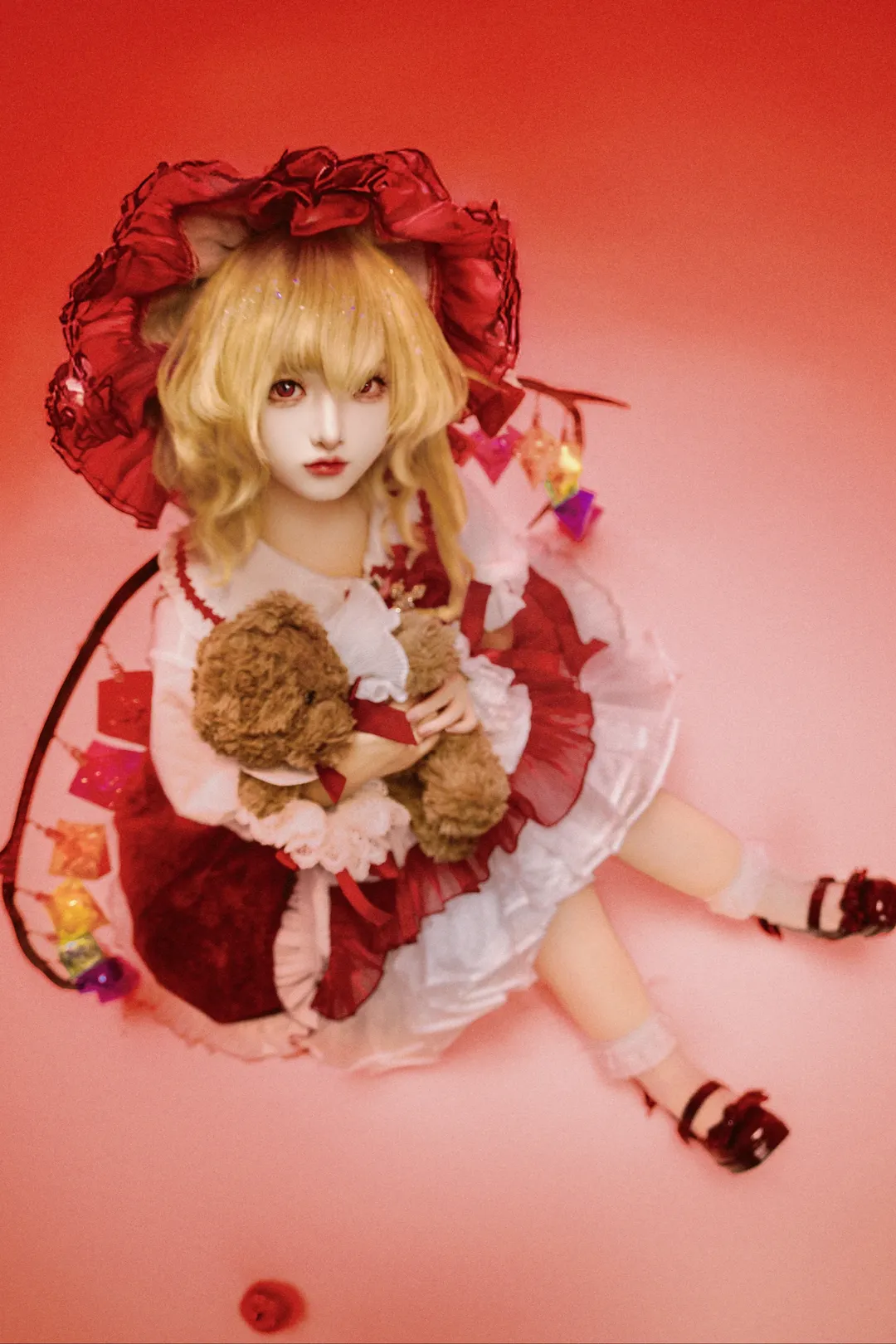 【芙兰朵露cos】东方Project里的红魔馆洋娃娃，独自坐在红背景前 - 第 5 张